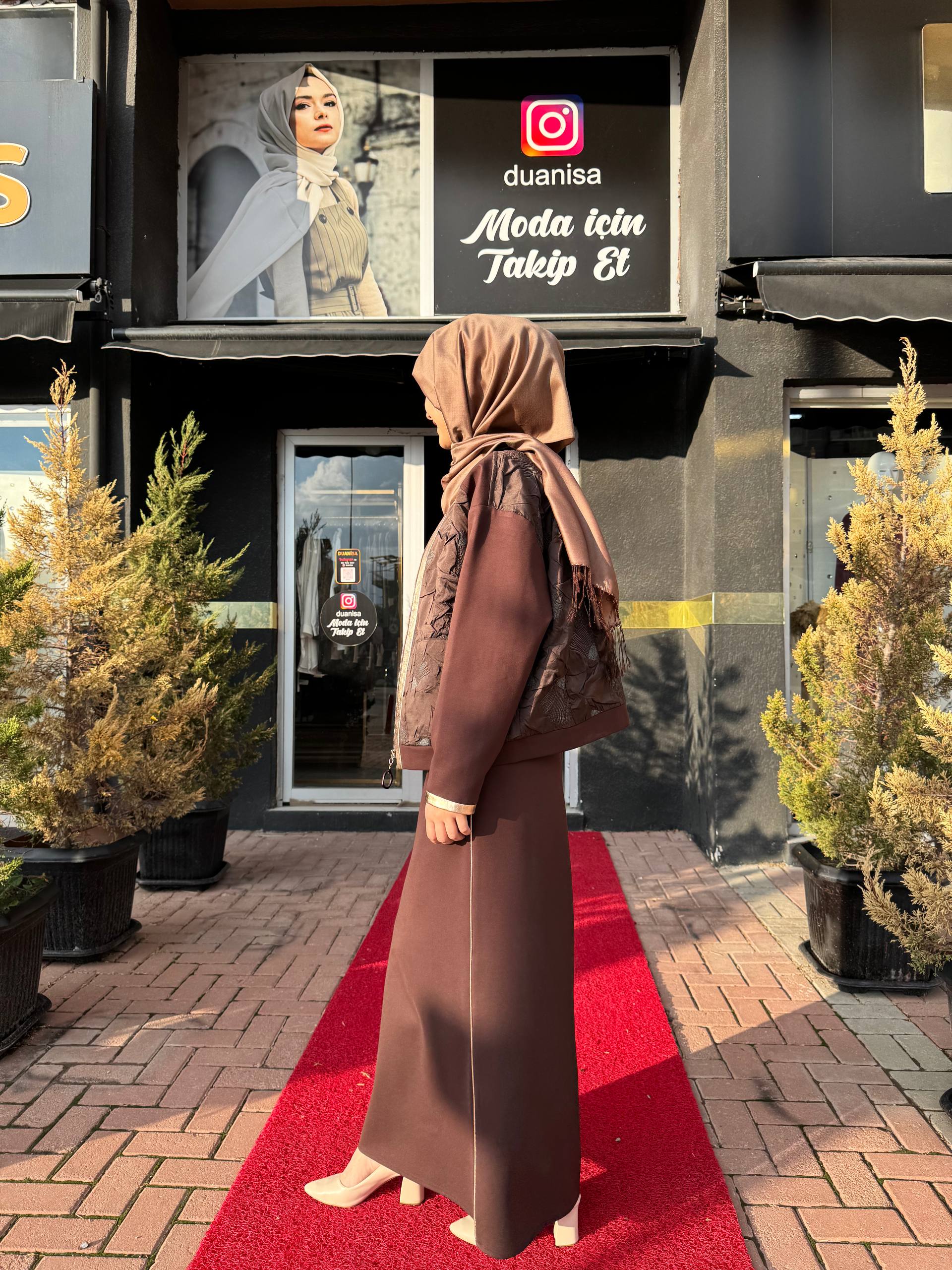 Ceremony Santana Deri Garnili Kısa Ceket Ve Biye Detaylı Kemerli Gold Aksesuarlı Çelik Etek Takım  W-6850