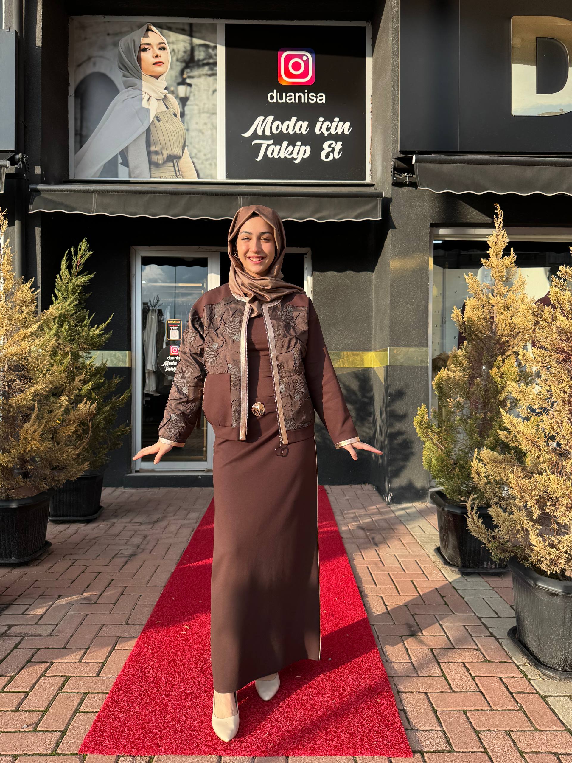 Ceremony Santana Deri Garnili Kısa Ceket Ve Biye Detaylı Kemerli Gold Aksesuarlı Çelik Etek Takım  W-6850 - Kahve