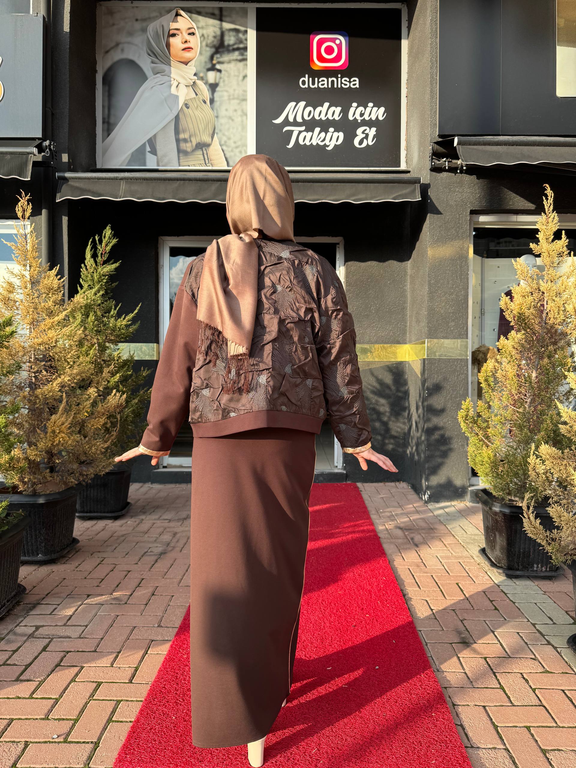 Ceremony Santana Deri Garnili Kısa Ceket Ve Biye Detaylı Kemerli Gold Aksesuarlı Çelik Etek Takım  W-6850