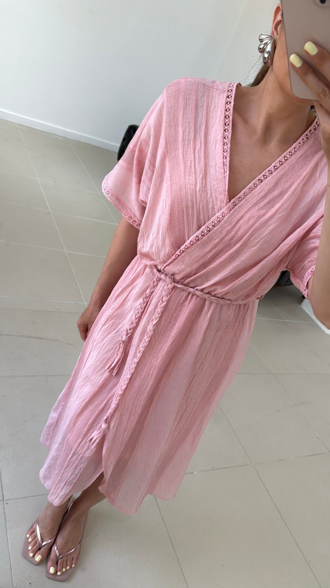 V YAKA ÖRGÜ KUŞAKLI ASTARLI ELBİSE - PEMBE