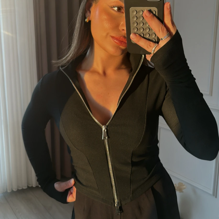 Parmak Geçmeli Fermuarlı Siyah Bluz