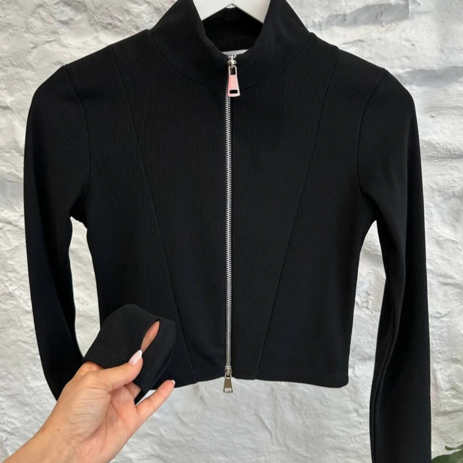 Parmak Geçmeli Fermuarlı Siyah Bluz