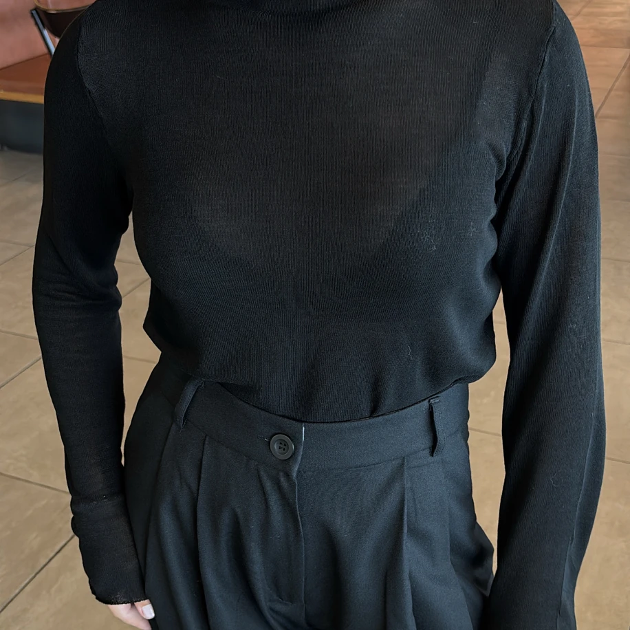 Siyah dik yaka triko