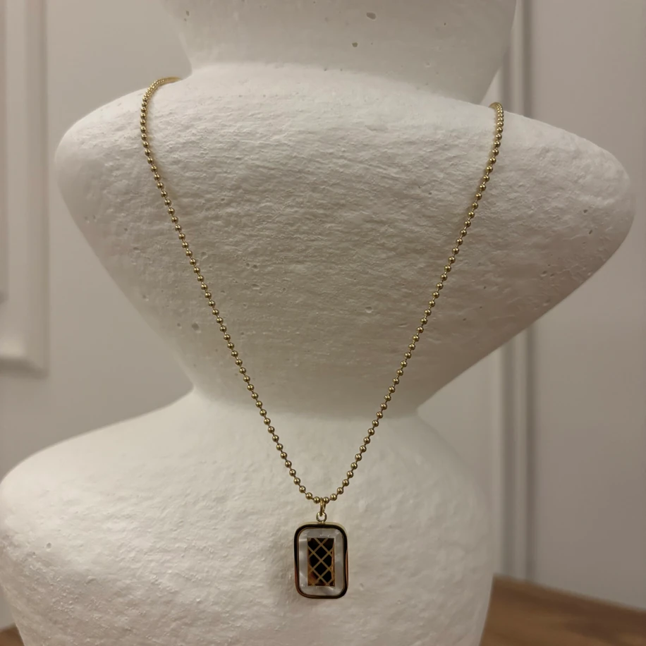 Çelik Desenli Plaka Kolye