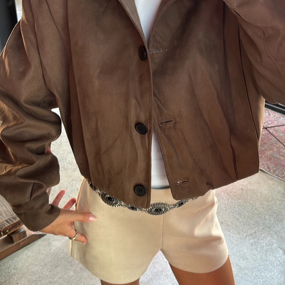 Omuz düğmeli süet ceket