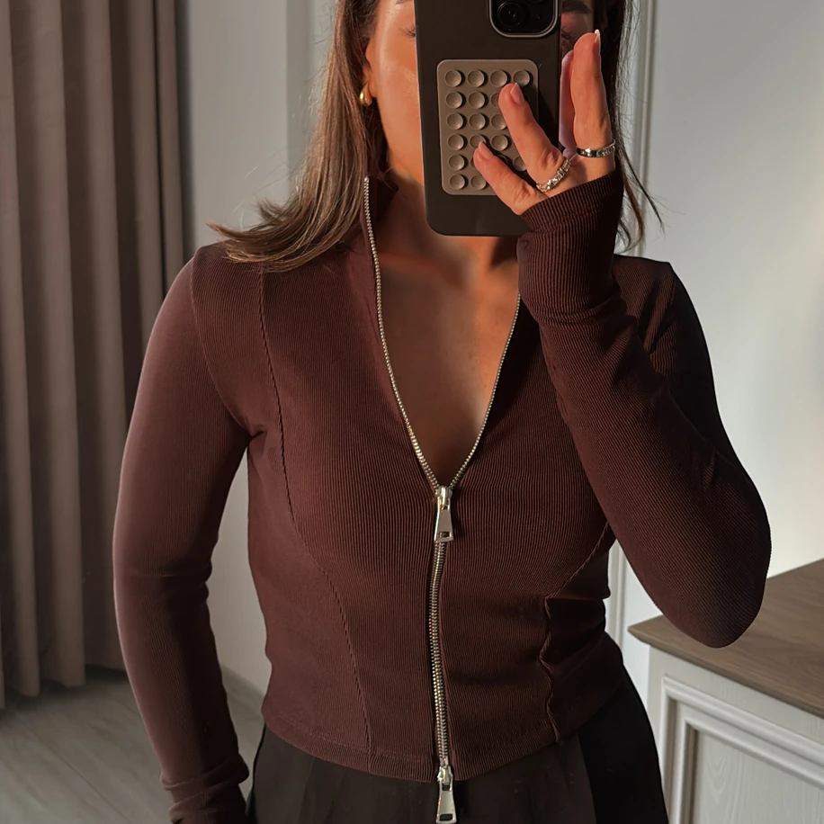 Parmak Geçmeli Fermuarlı Kahve Bluz