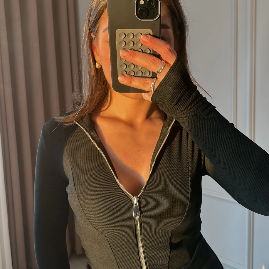 Parmak Geçmeli Fermuarlı Siyah Bluz