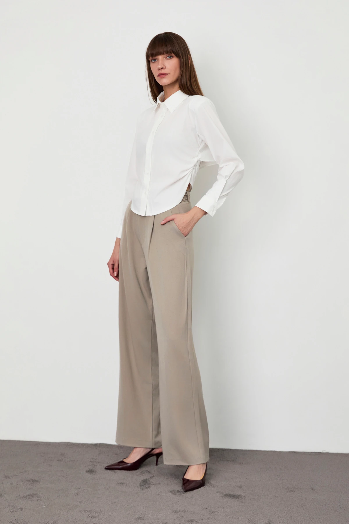 Arka Detaylı Omuzu Vatkalı Gömlek