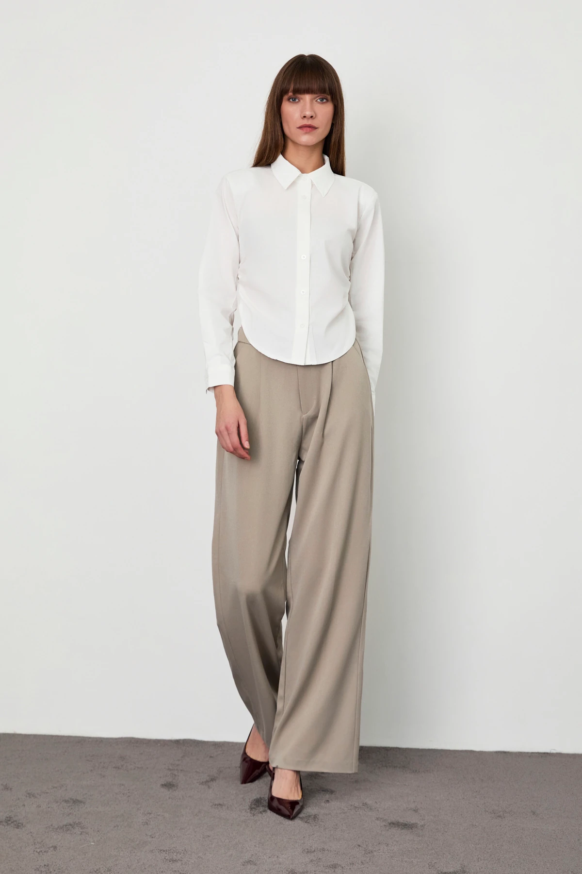 Arka Detaylı Omuzu Vatkalı Gömlek