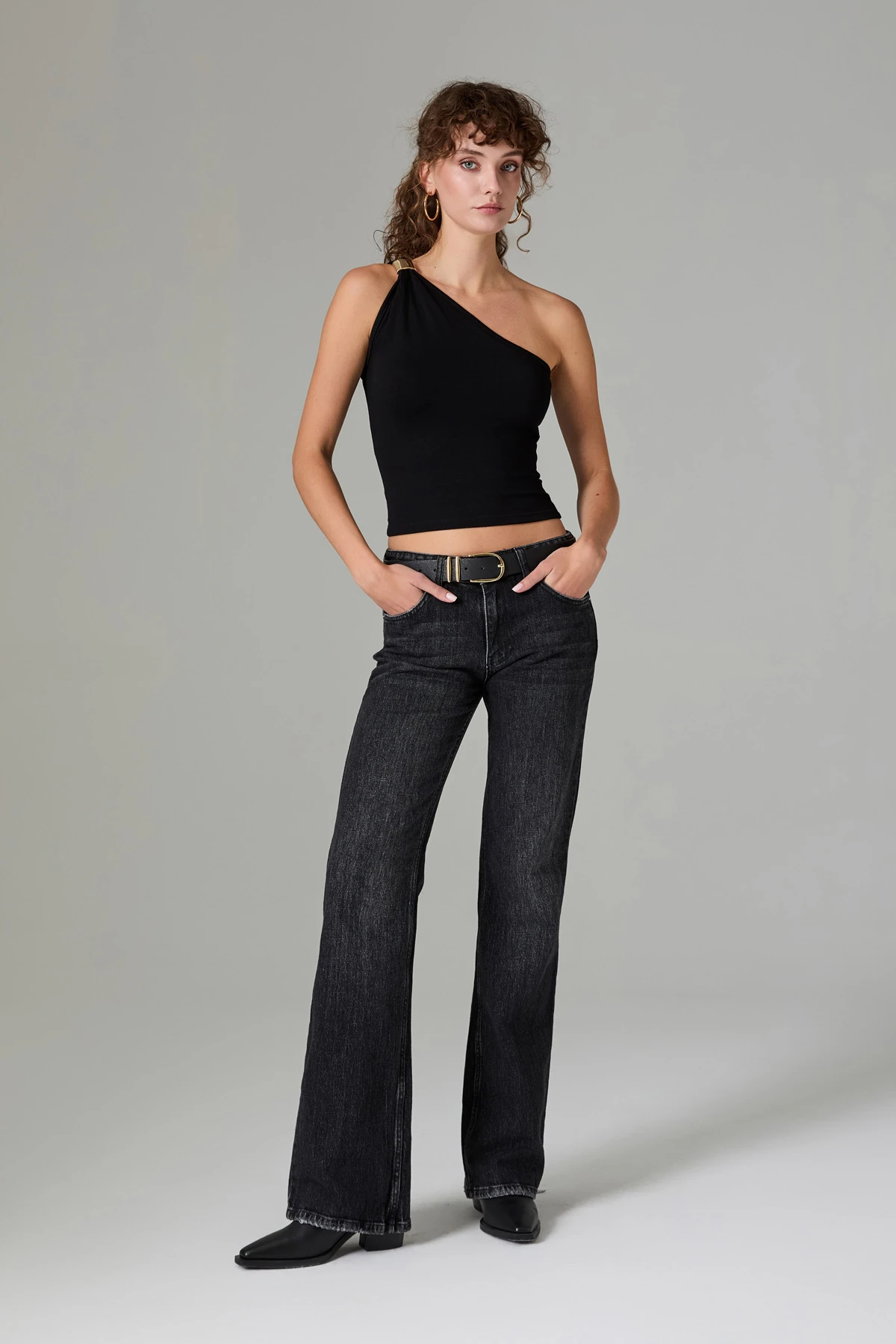  Aksesuar Detaylı Tek Omuz Crop