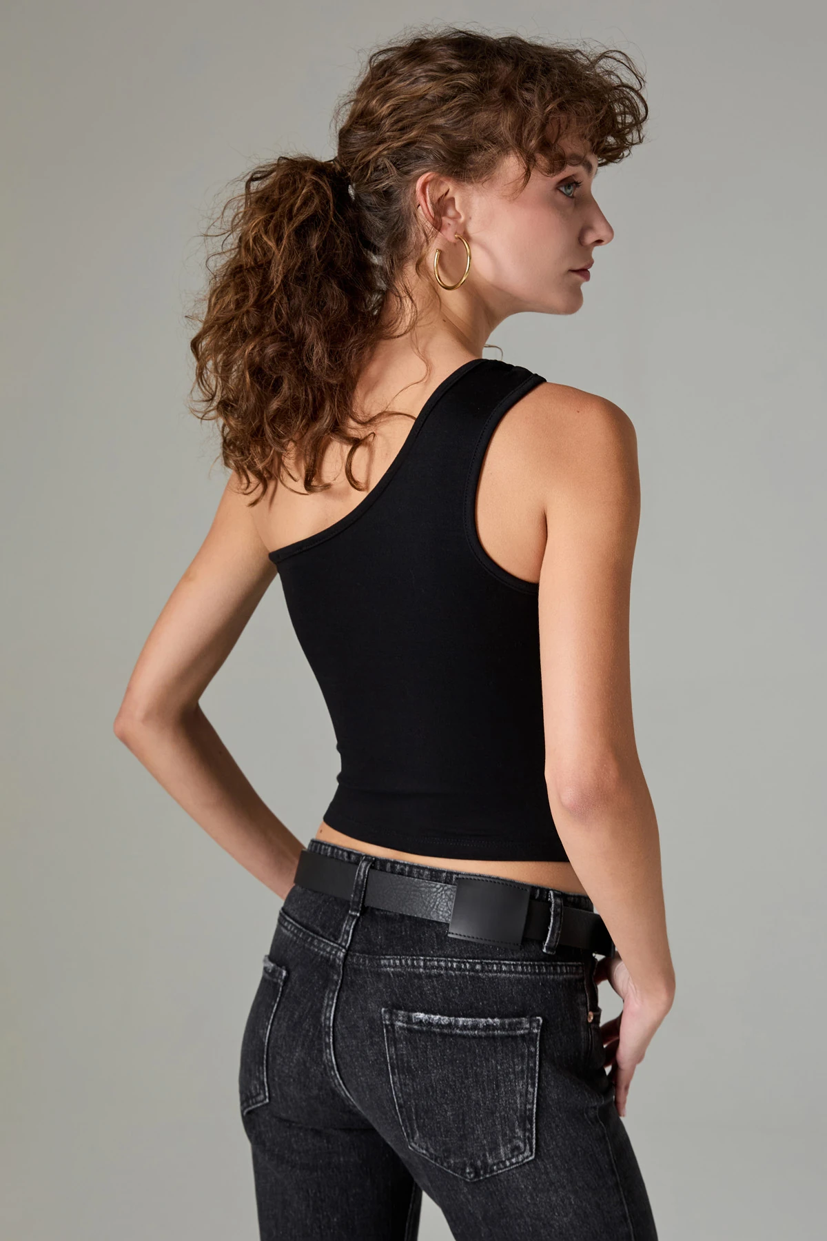  Aksesuar Detaylı Tek Omuz Crop