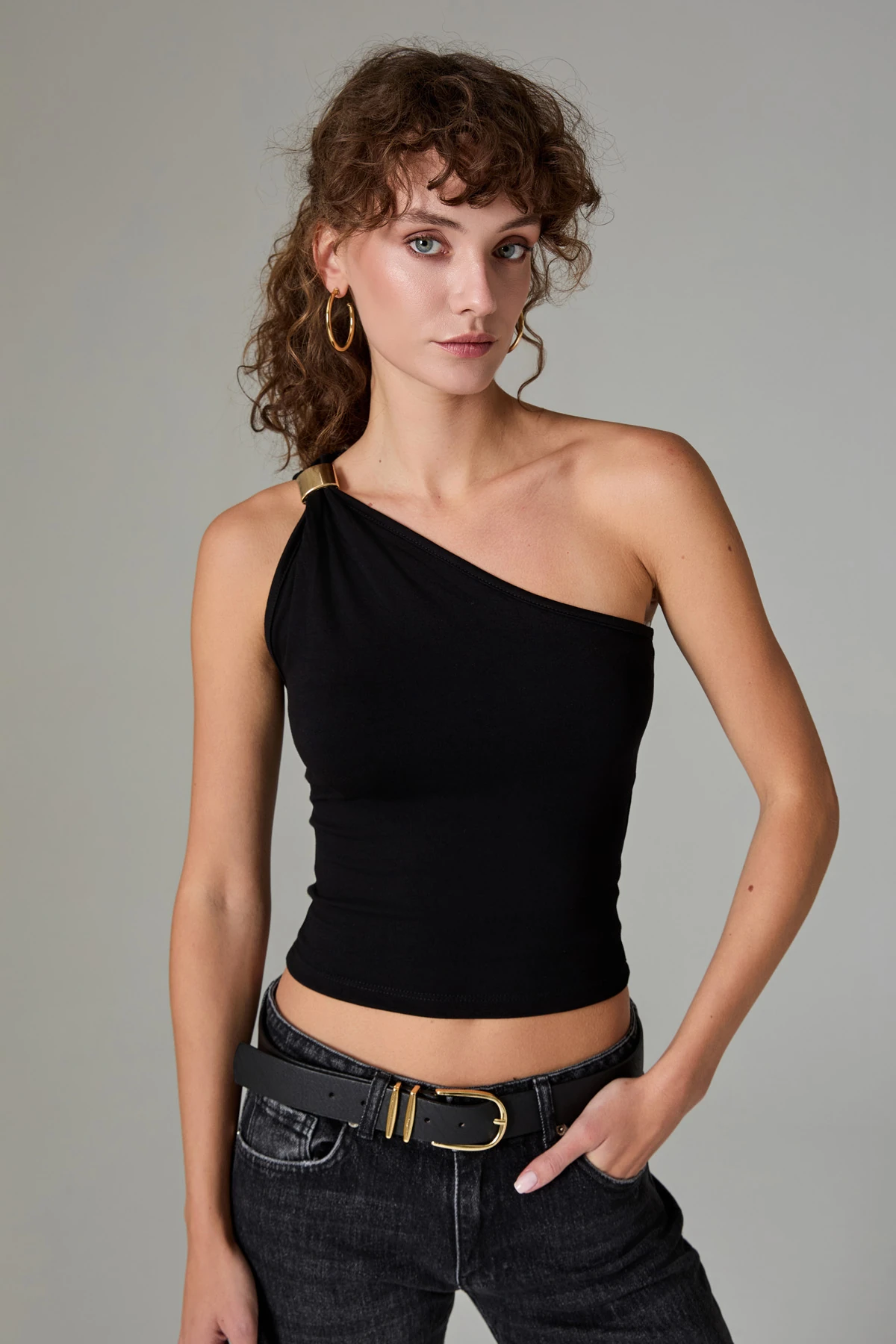  Aksesuar Detaylı Tek Omuz Crop - Siyah