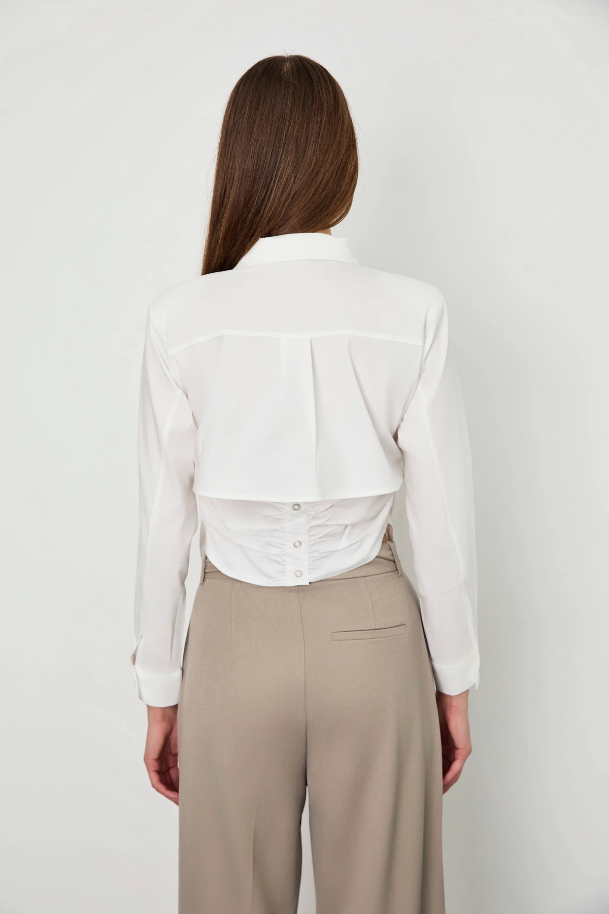 Arka Detaylı Omuzu Vatkalı Gömlek