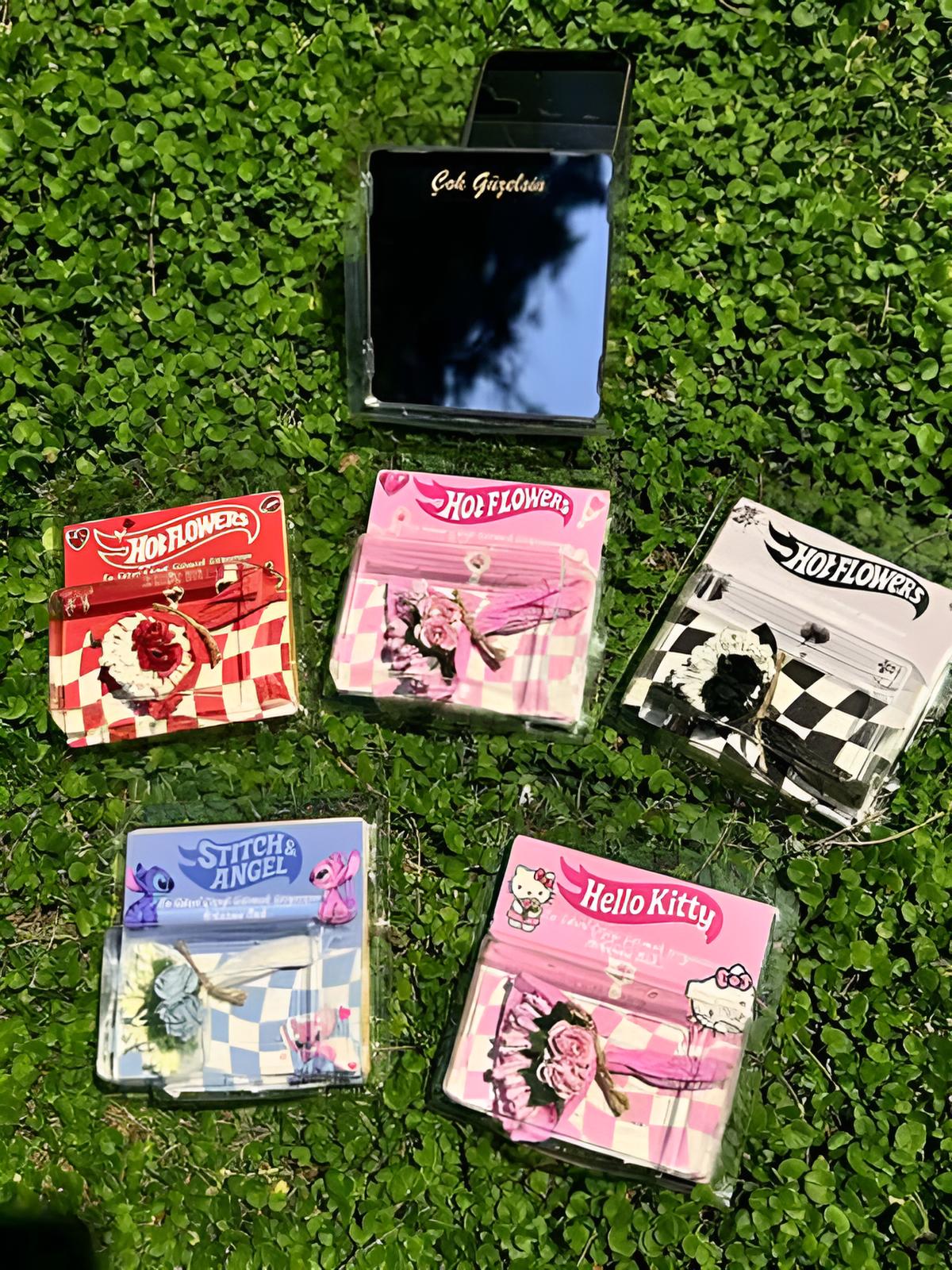 Hello Kitty Kartlıklı Aynalı Hotflowers Mini Buket Çiçek, Sevgiliye Hediye Kalıcı Çiçek