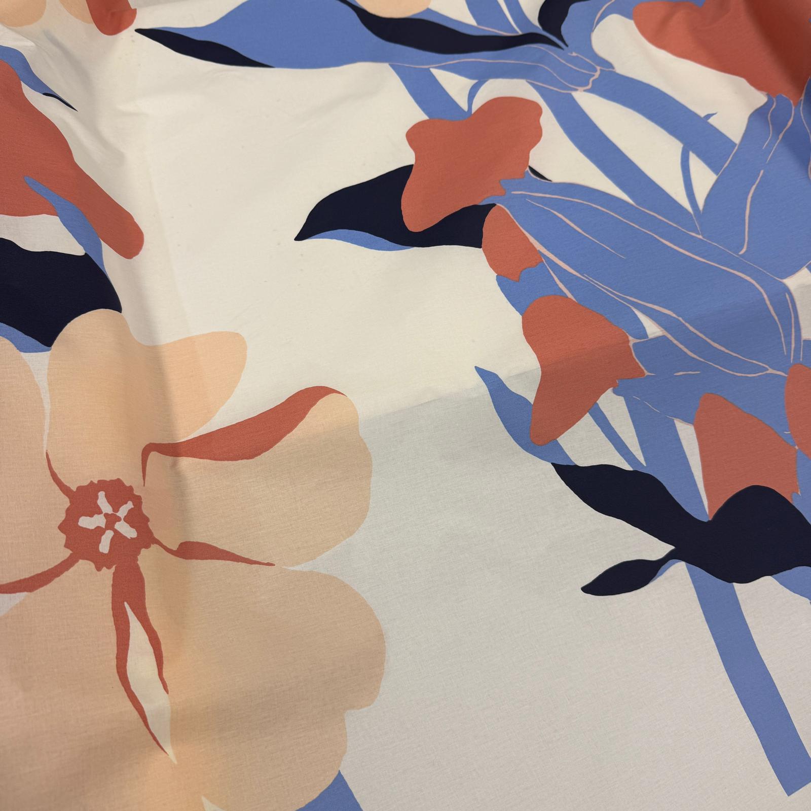 Mavi Sade Çiçekler Sert Poplin Kumaş