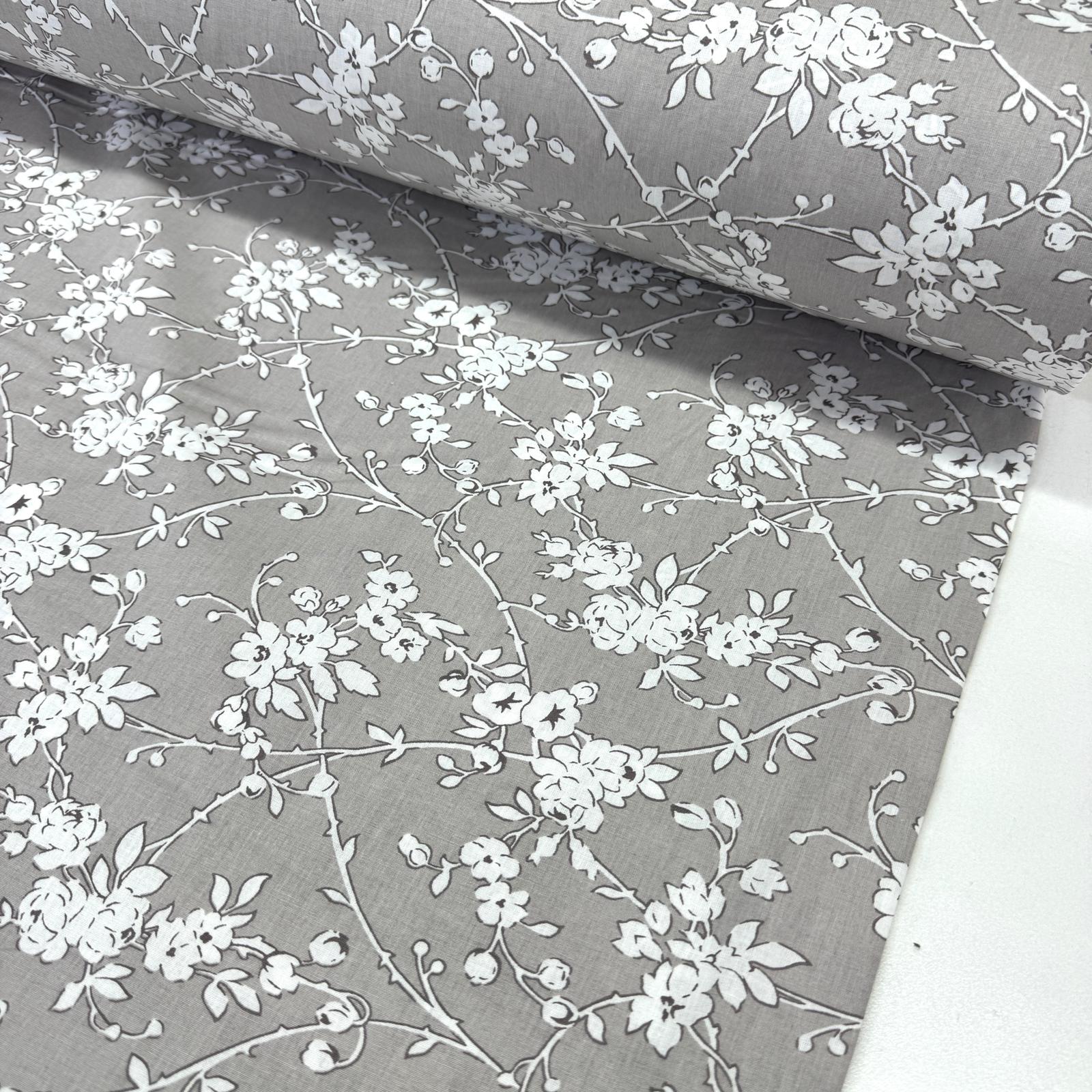 Daldaki Çiçekler Poplin Kumaş