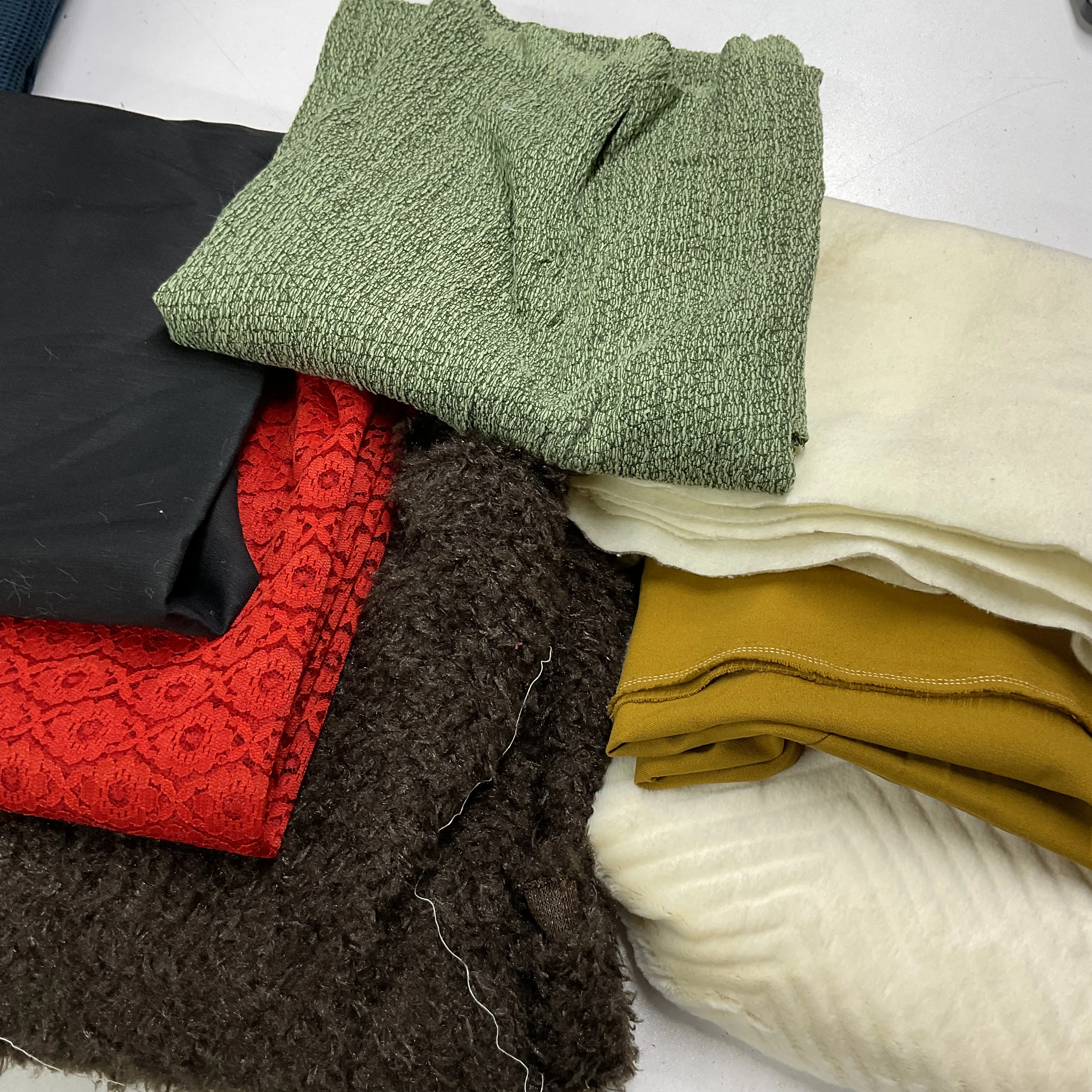 No:52 Defolu Karışık Parça Kumaşlar 2000 gr