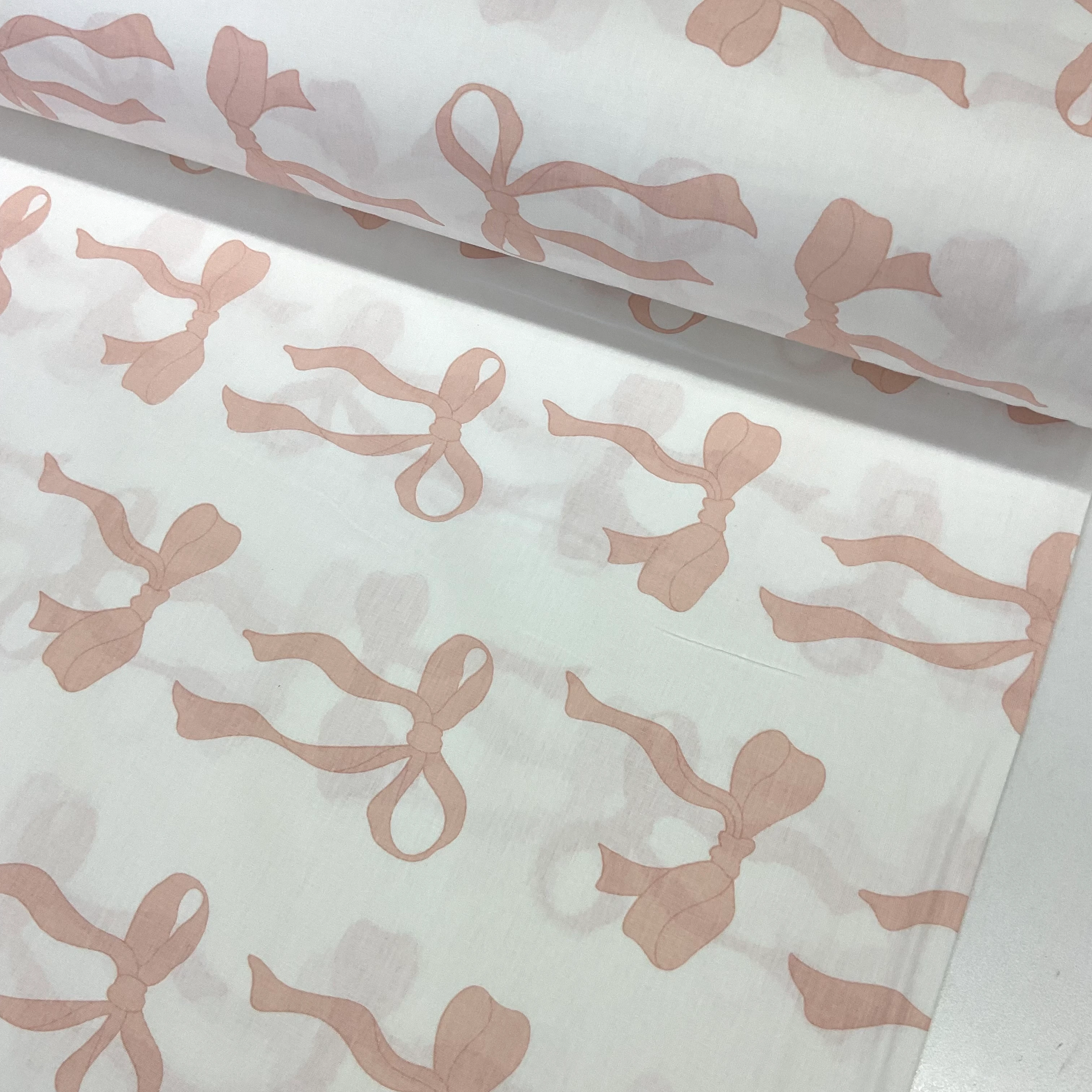 Beyaz Büyük Fiyonklar Poplin Kumaş