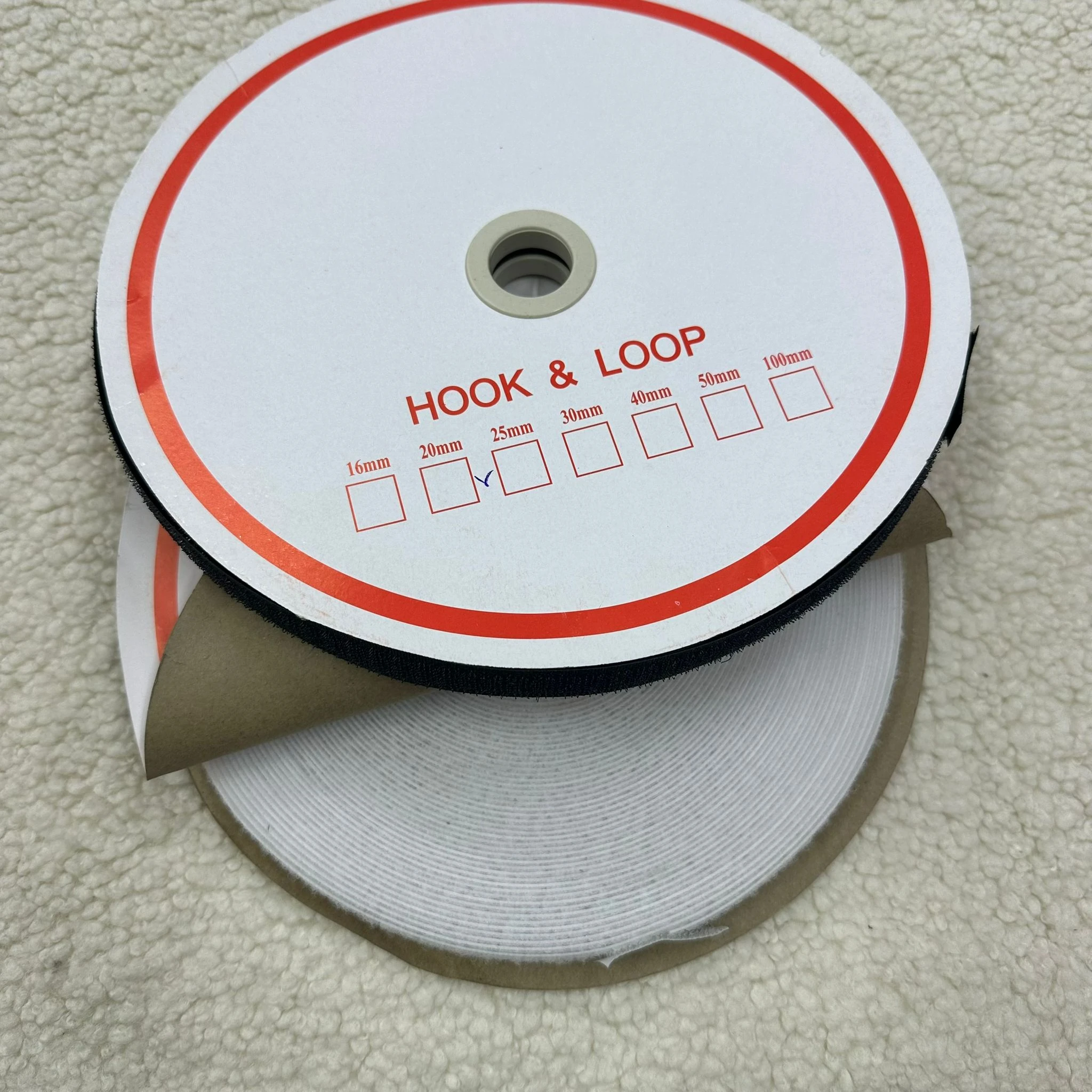 Top Siyah ve Beyaz Dikmeli Cırt Cırt Bant