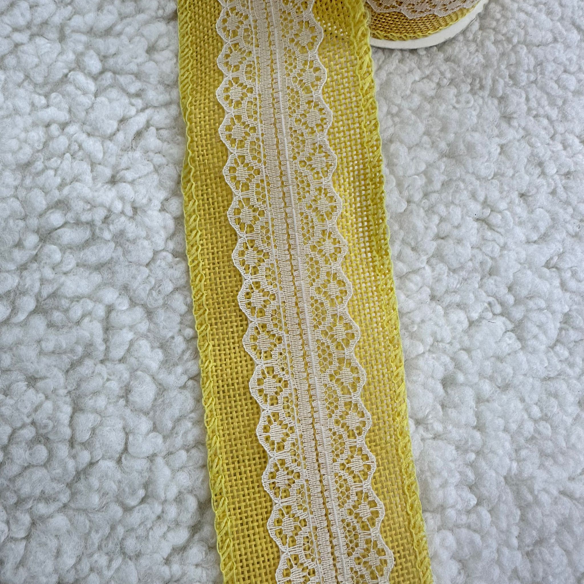 Dantelli Jüt Sarı Desenli Şerit Top