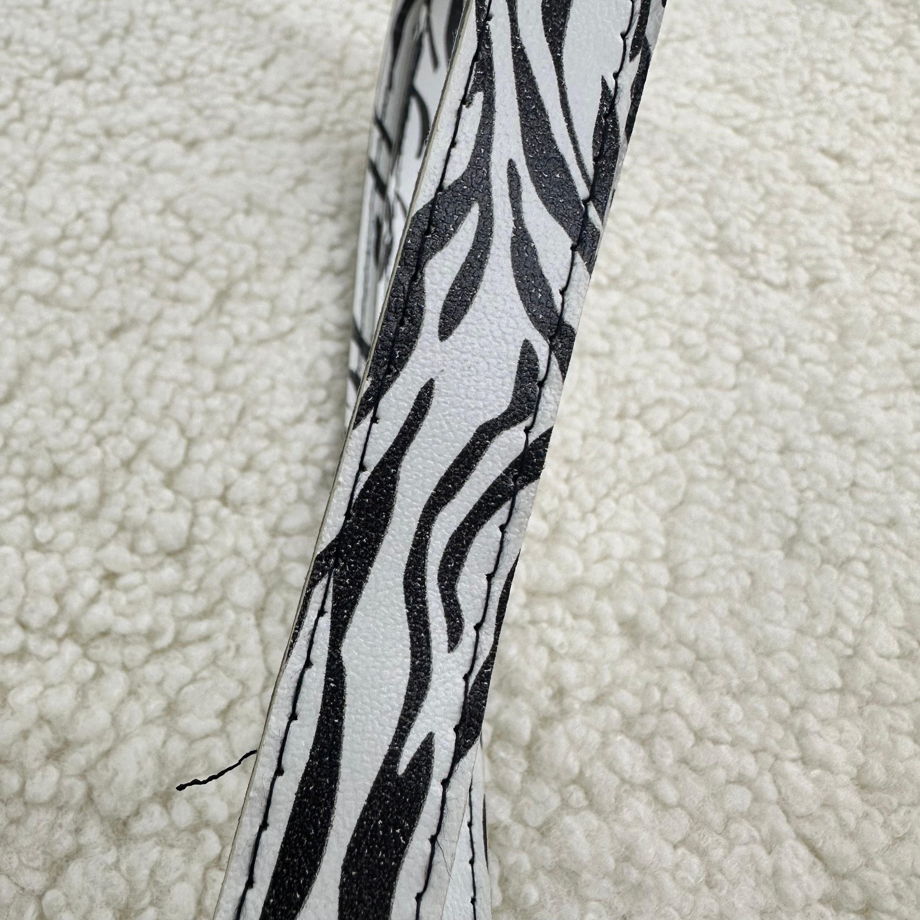 Zebra Sert Çapraz Deri Çanta Sapı