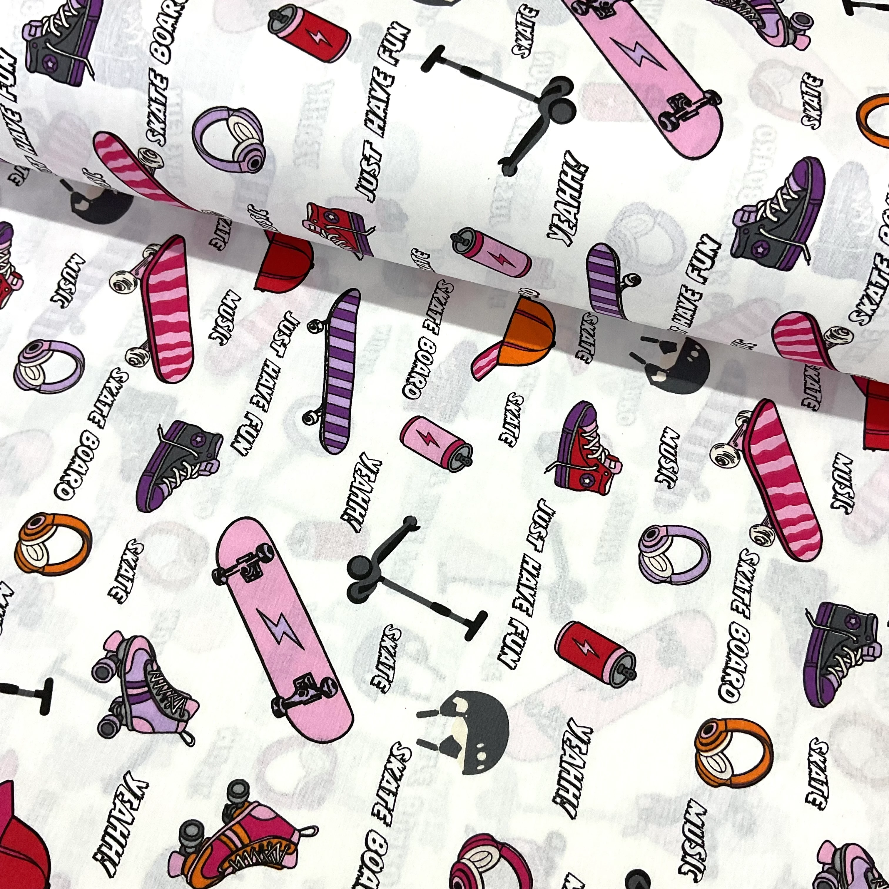 Fuşya Kaykaylar Poplin Kumaş