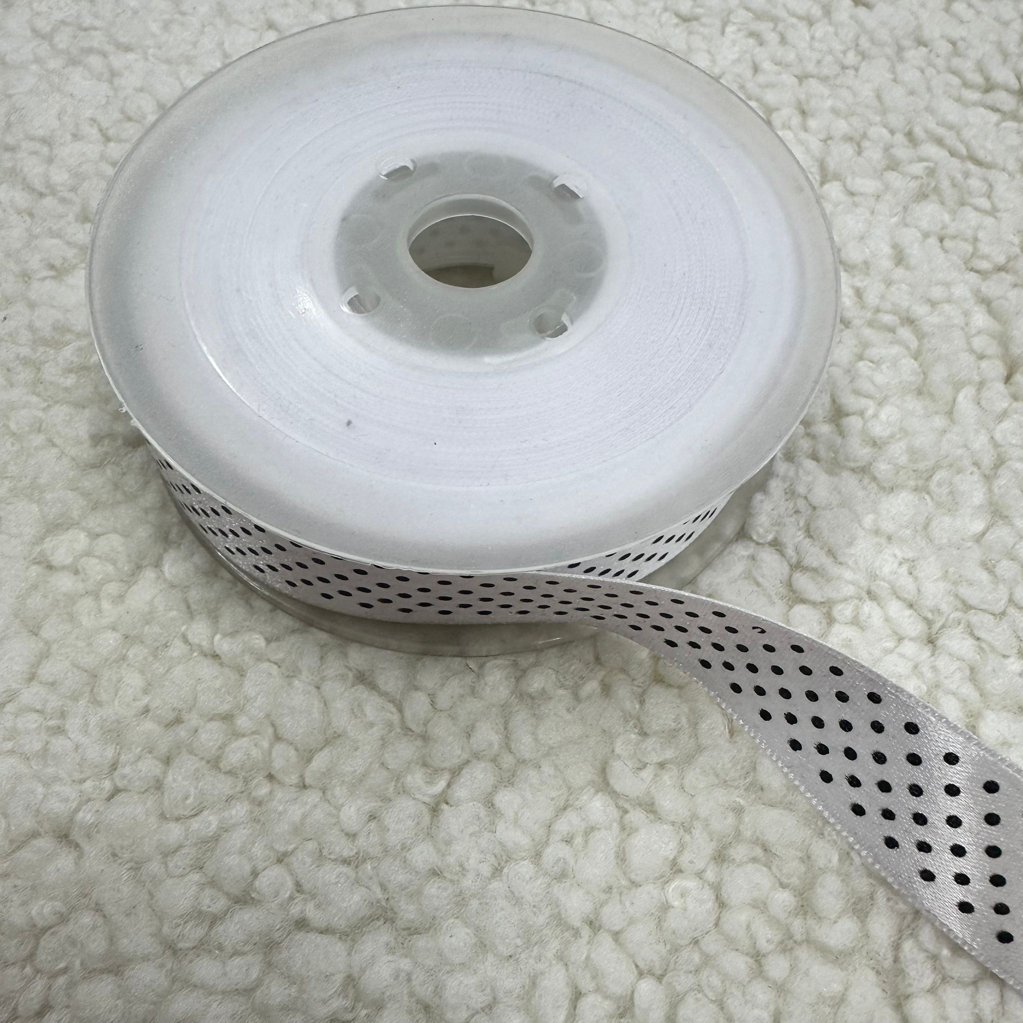 Beyaza Siyah Puantiyeli Saten Kurdele 2 Cm Top
