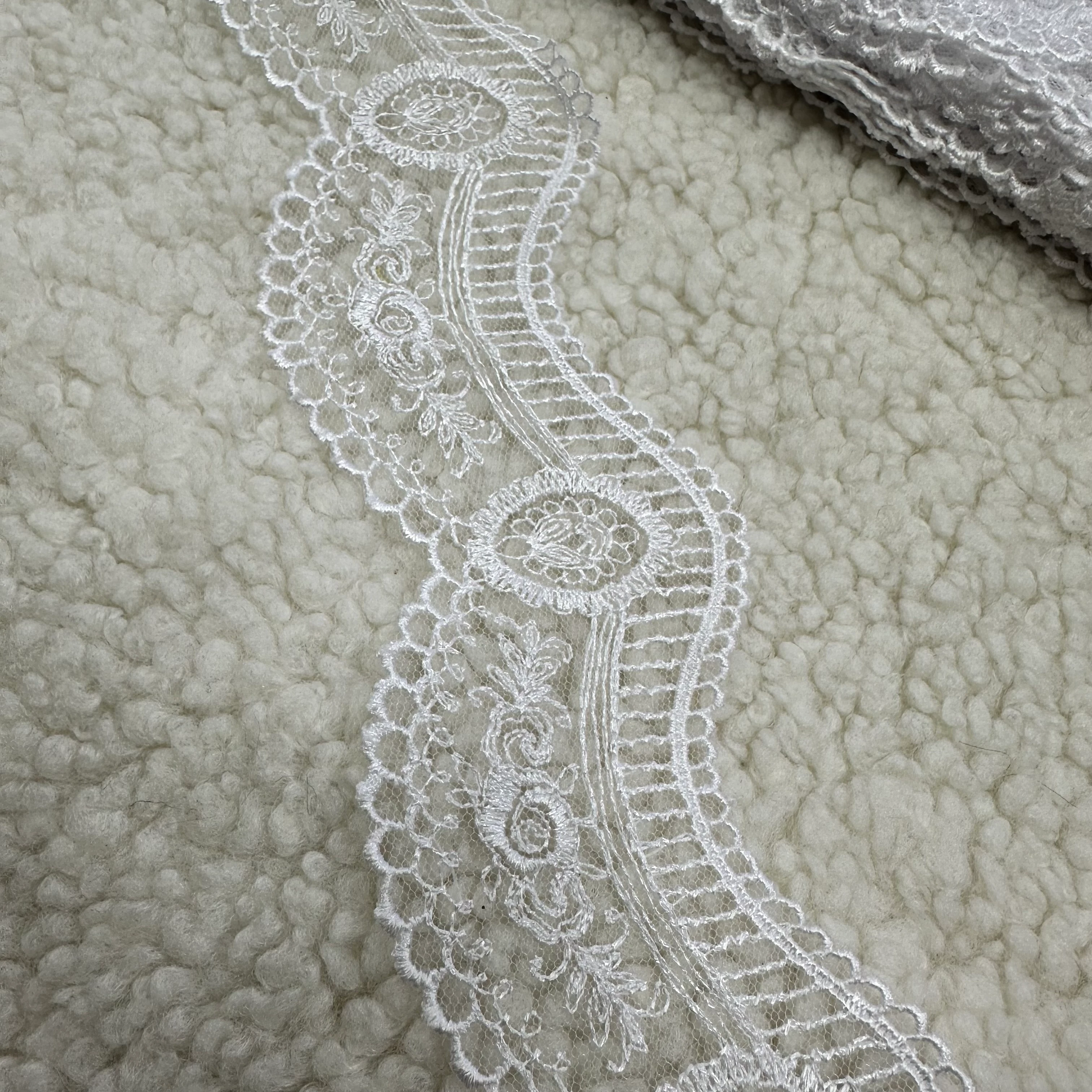 Beyaz Dantel Kenar Top Güpür