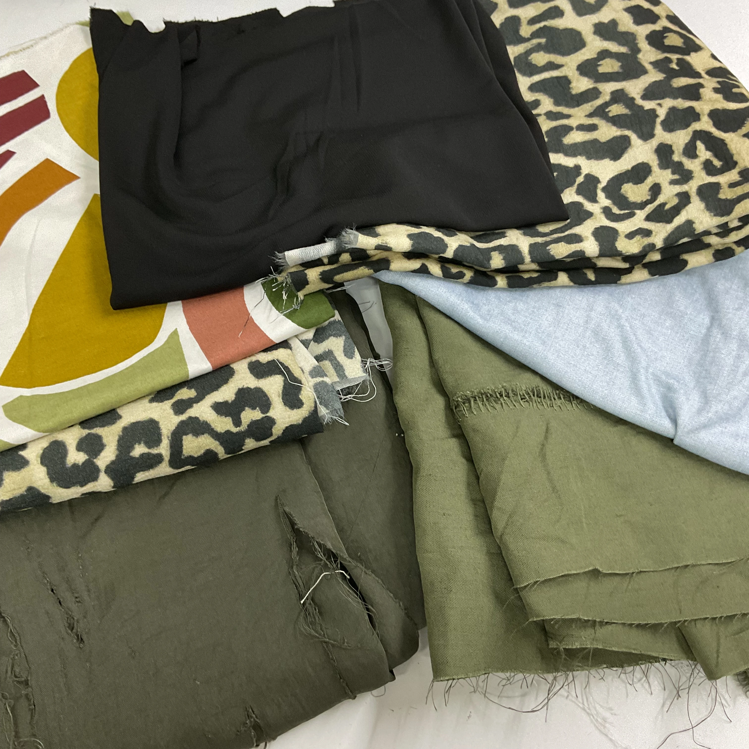 No:4 Defolu Karışık Parça Kumaşlar 1000 gr