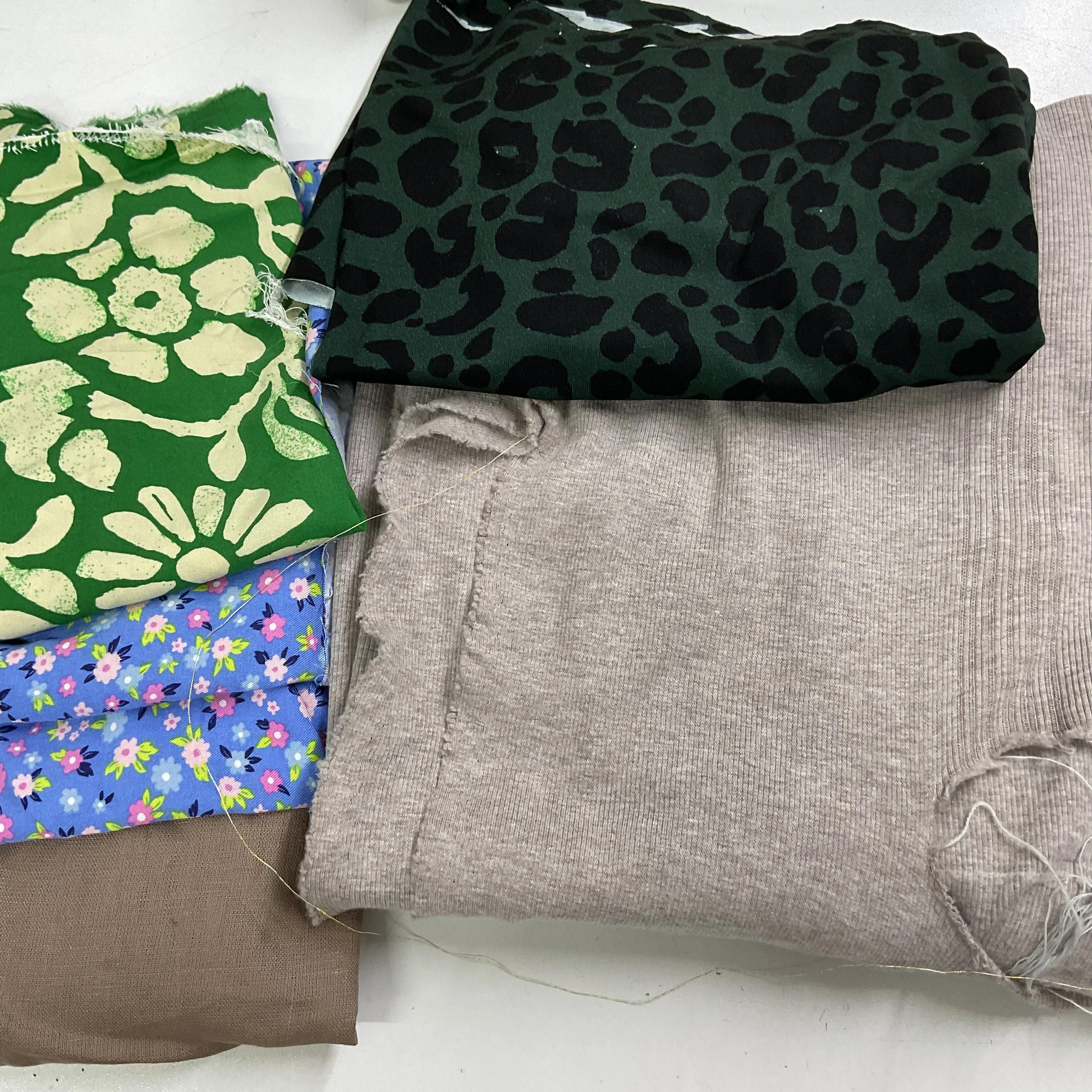 No:6 Defolu Karışık Parça Kumaşlar 1000 gr