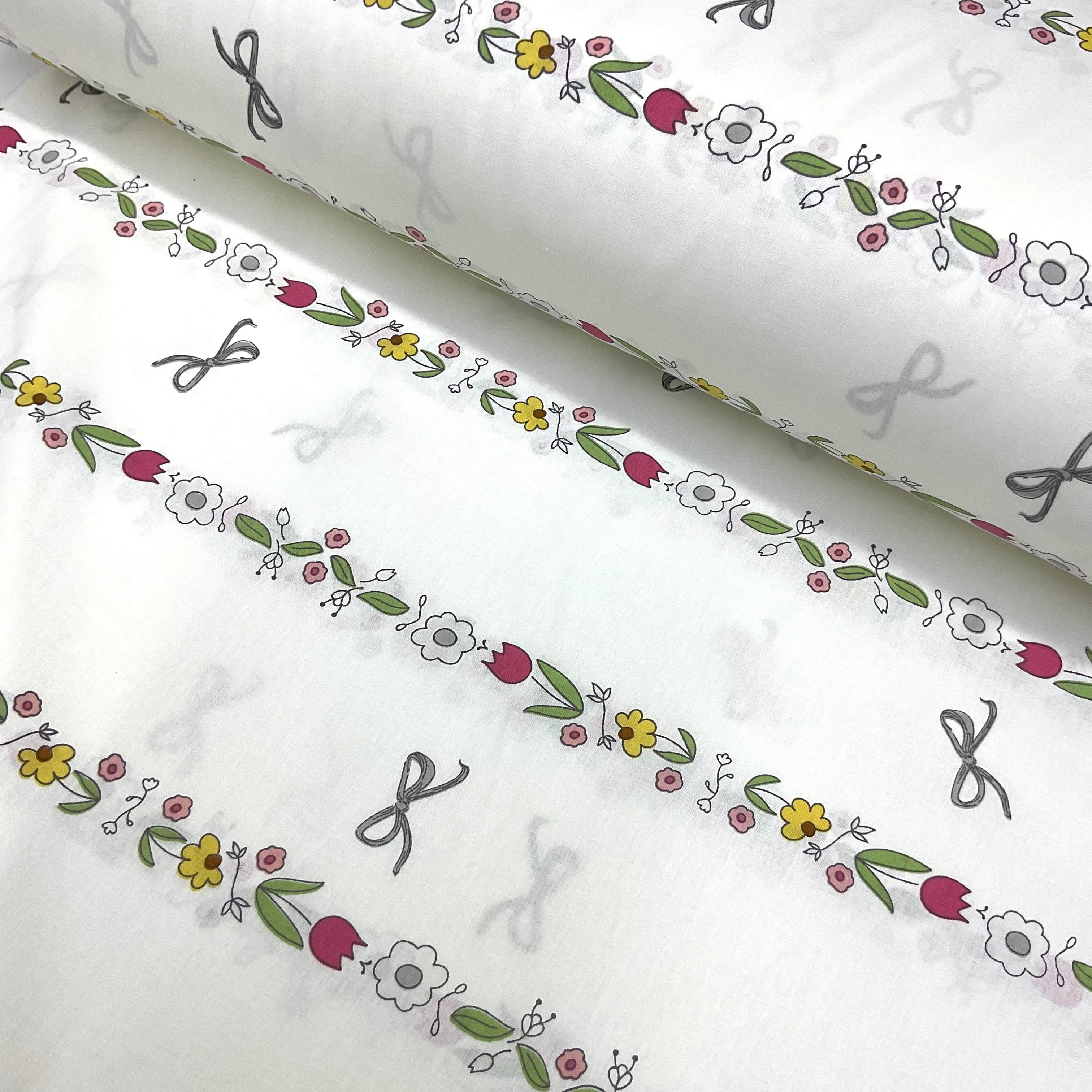 Çiçekli Fiyonklar Poplin Kumaş