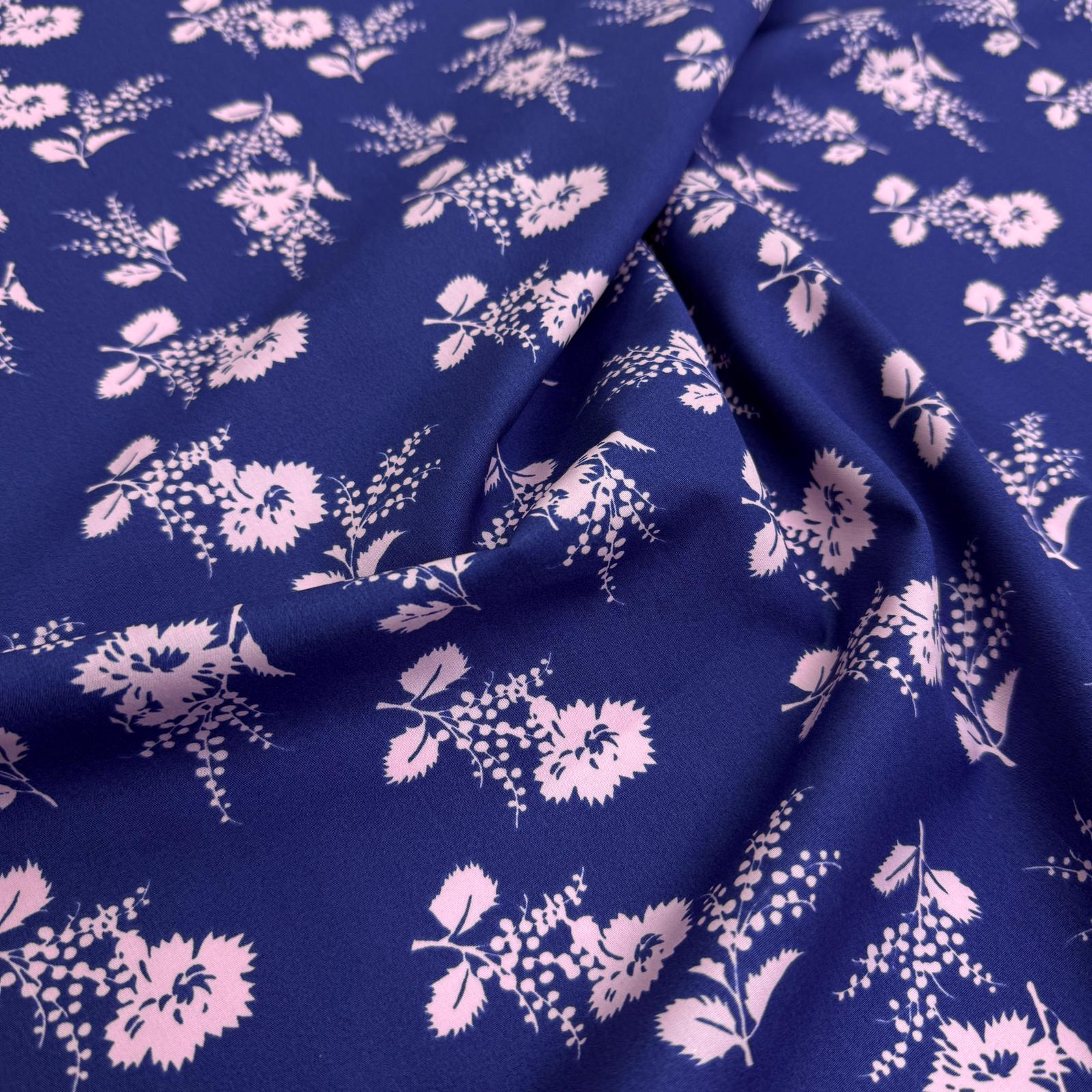 Hafif Defolu Lacivert Çiçekler Yumuşak Dökümlü Poplin Kumaş