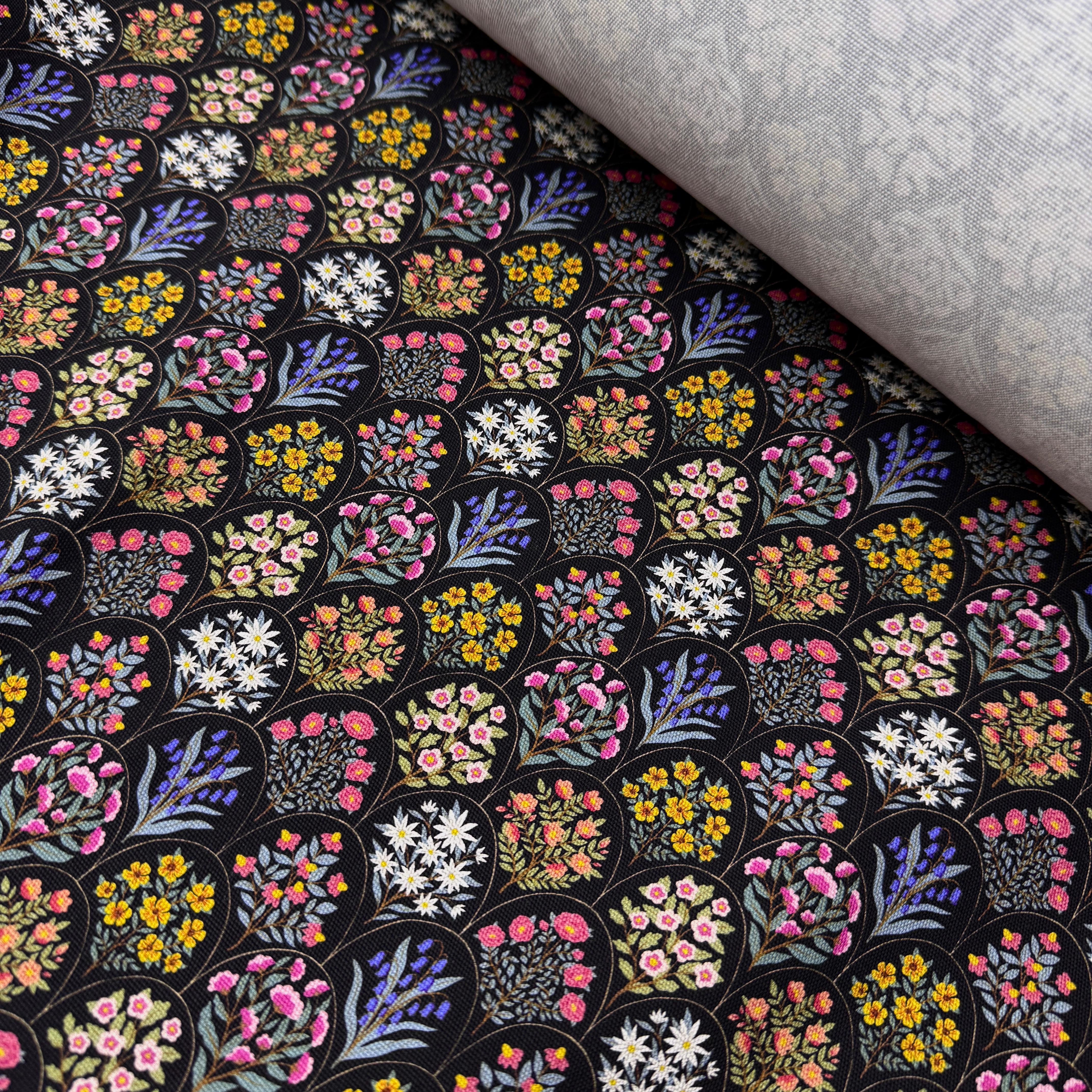 Kara Demetler İntaşlar Markalı Kanvas Kumaş