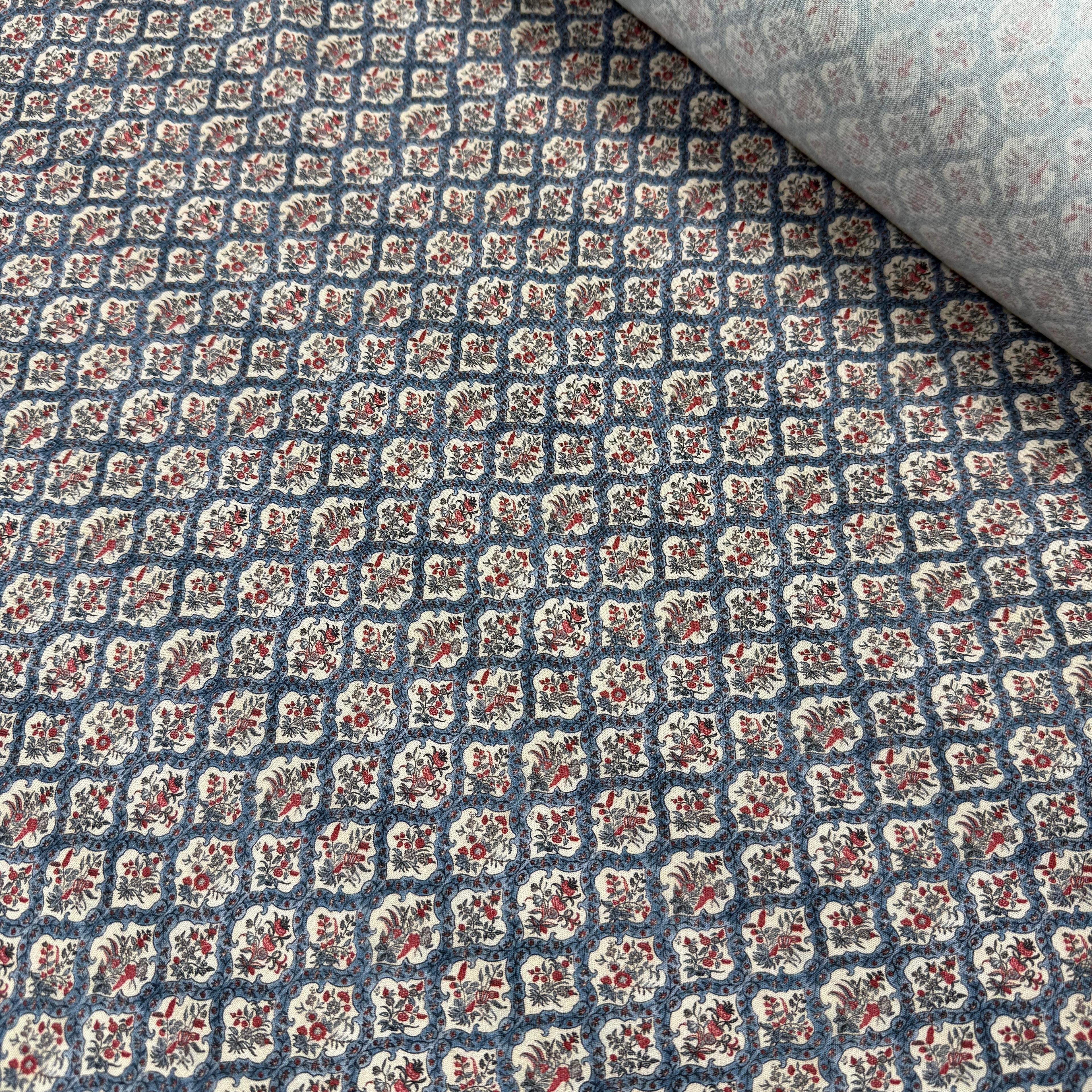Hafif Defolu Retro Damask Güller Viskon Kumaş