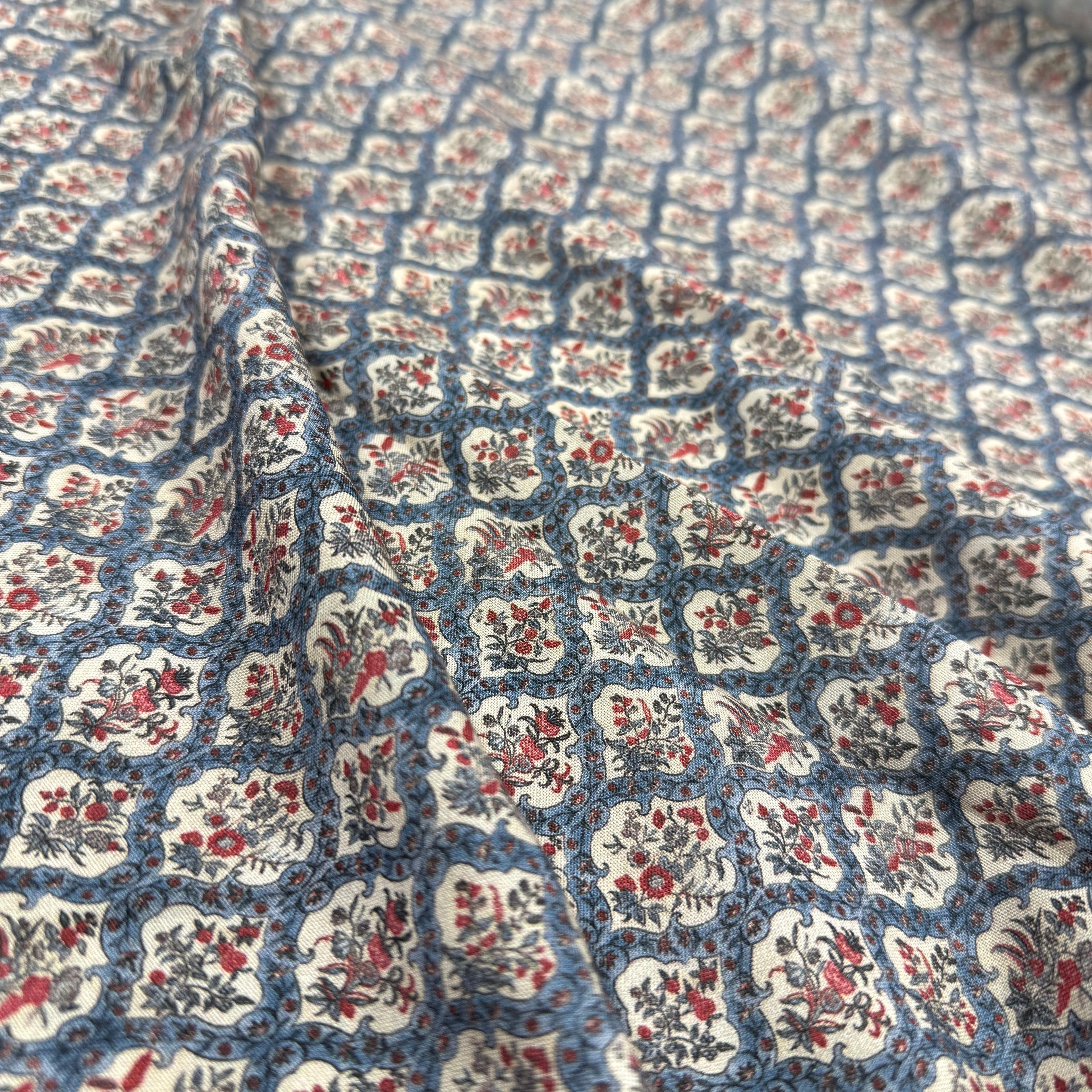 Hafif Defolu Retro Damask Güller Viskon Kumaş