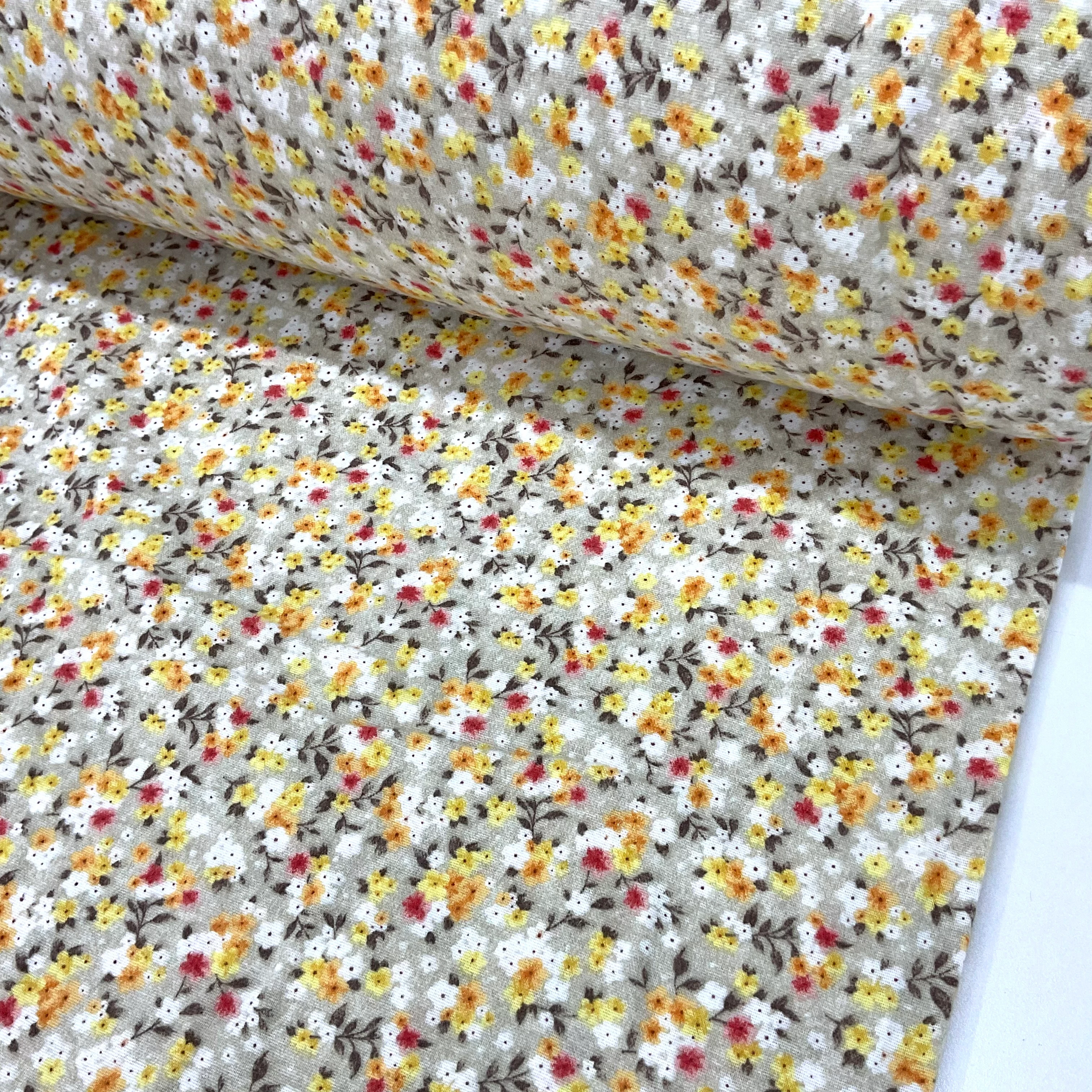 Bej Pastel Çiçekler Pazen Kumaş