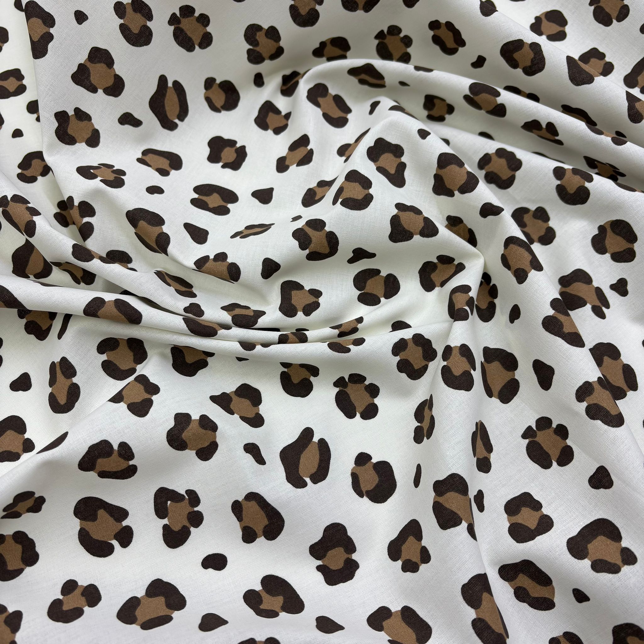 Hafif Defolu Beyaz Leopar Yumuşak Dökümlü Poplin Kumaş