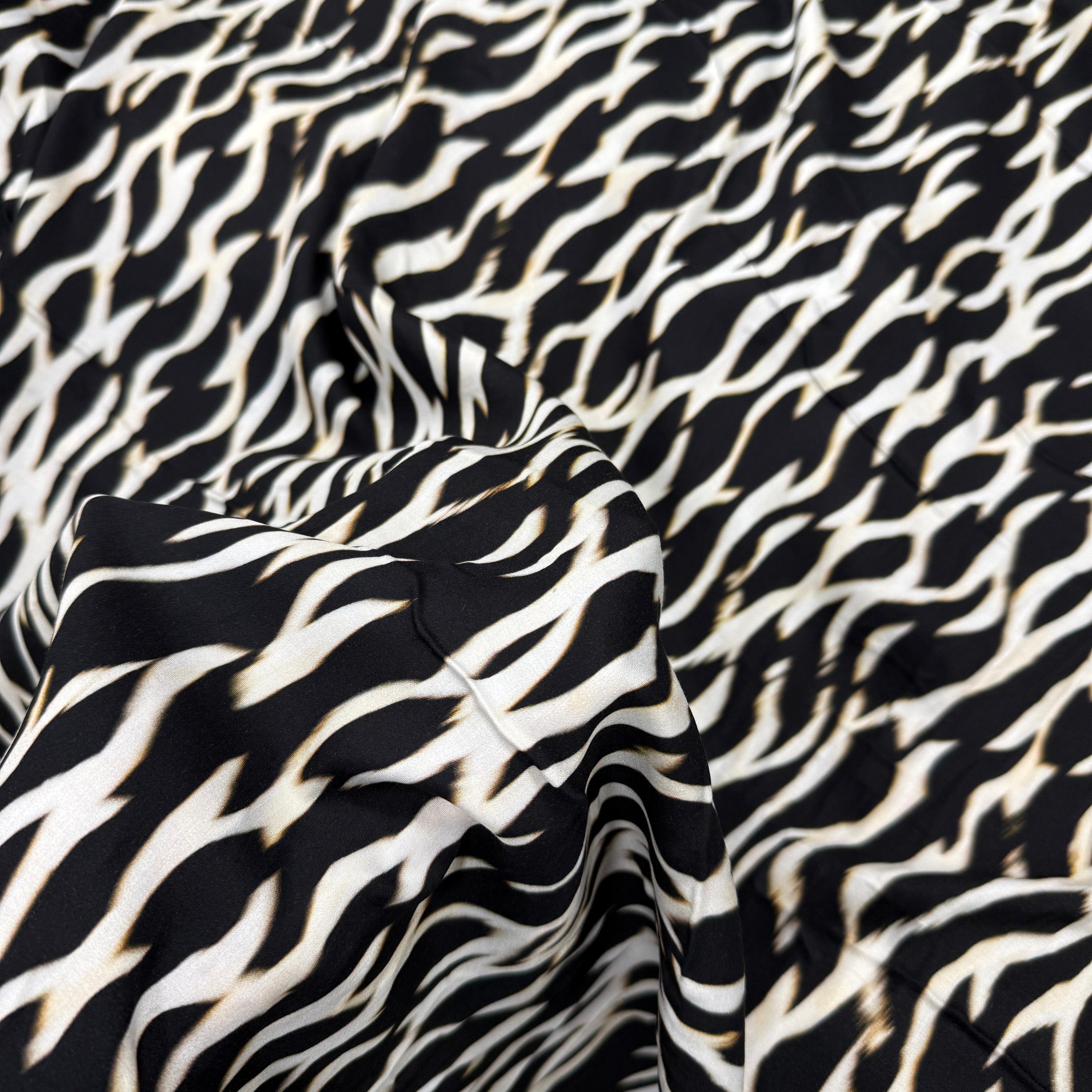 İhraç Fazlası Zebra İpek Viskon Vual Kumaş