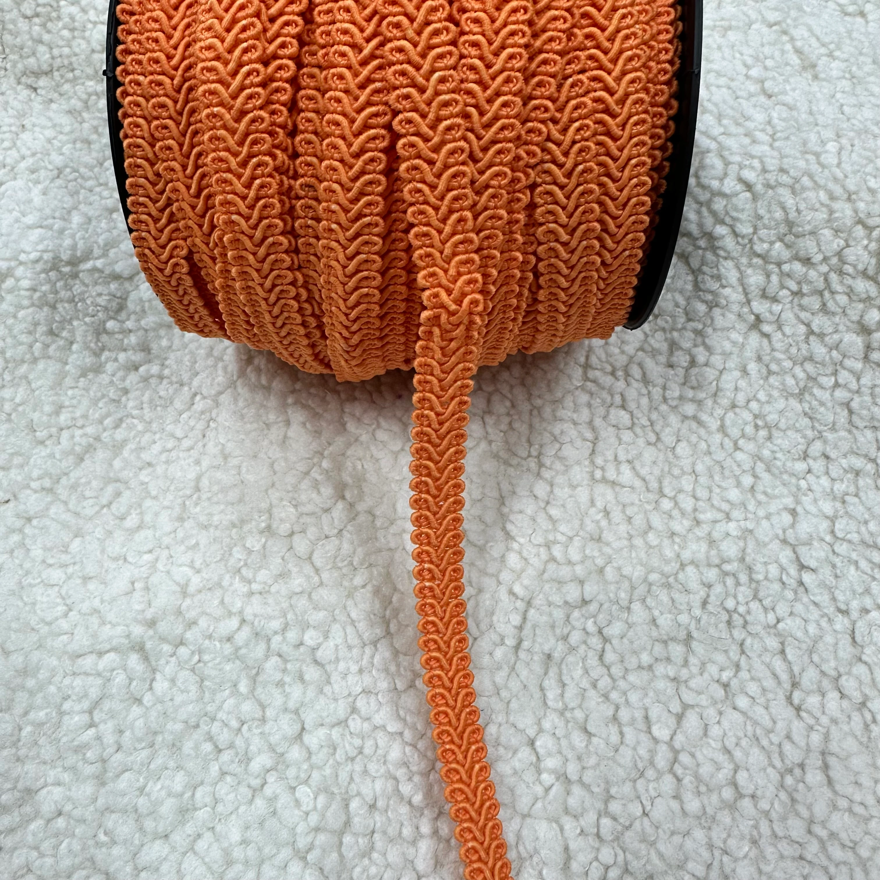 Turuncu Örgülü Su Taşı