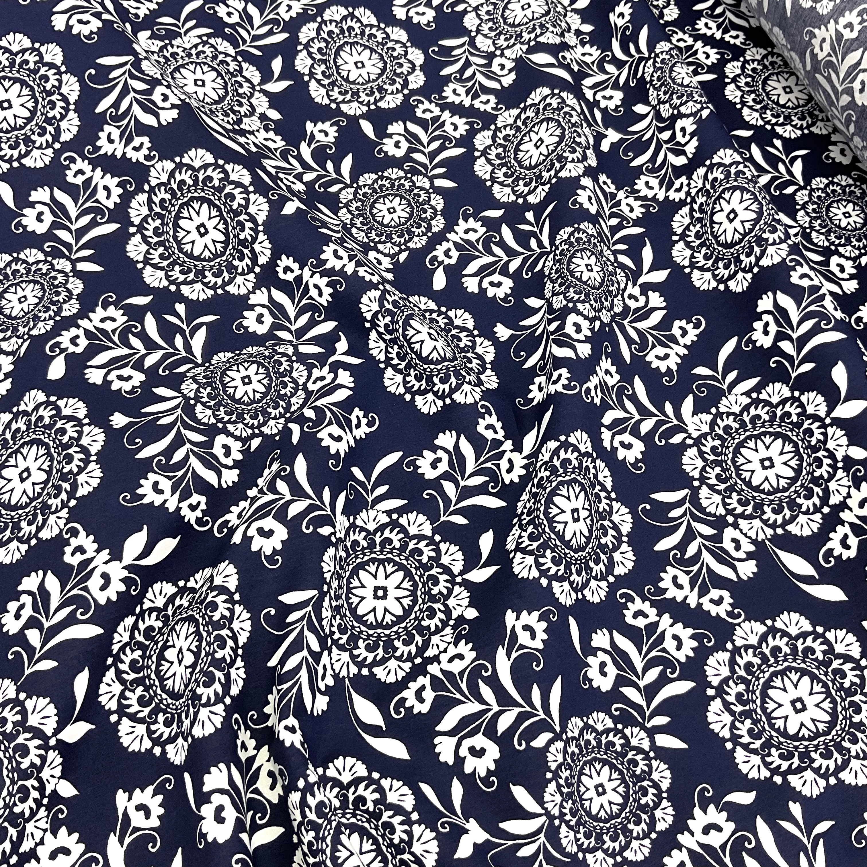 Hafif Defolu Lacivert Dantel Yumuşak Dökümlü Poplin Kumaş