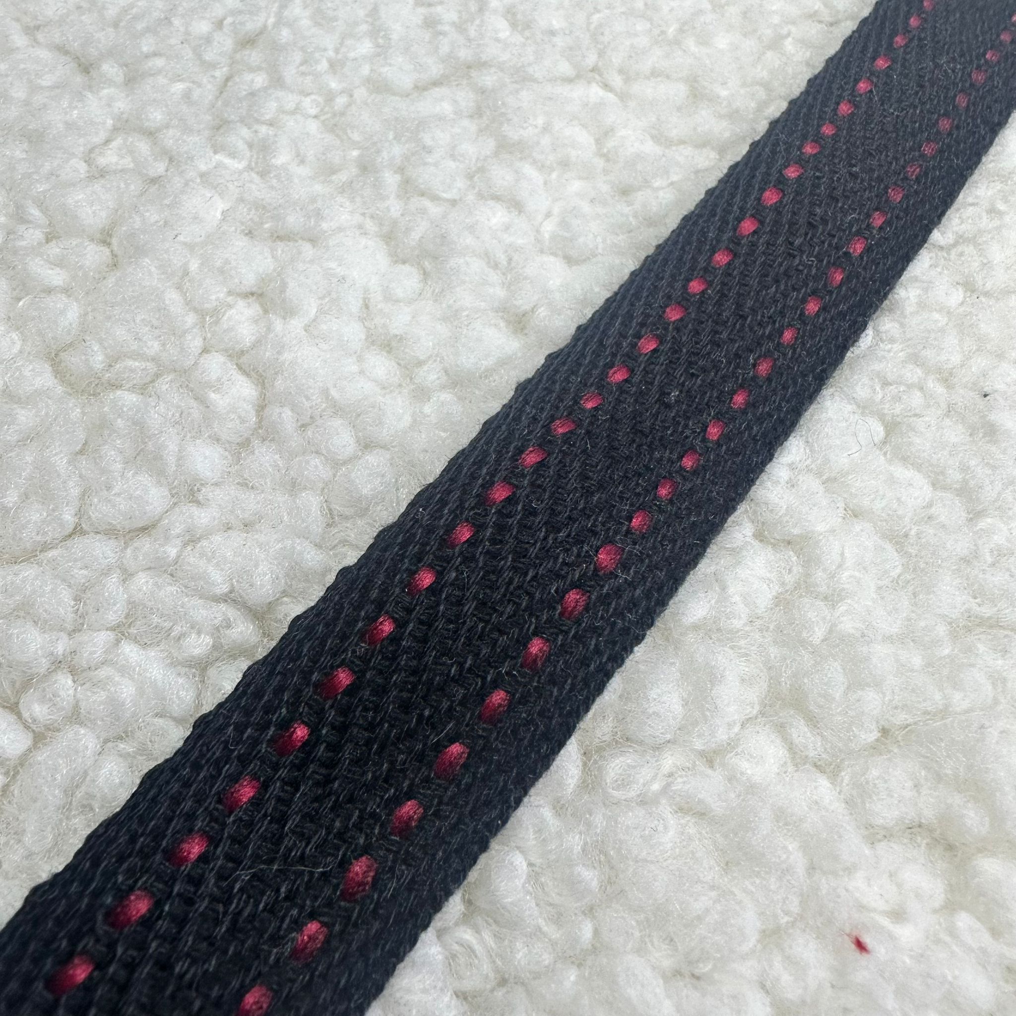 Siyah Kırmızı İplikli 2 Cm Pamuk Kolon Şerit