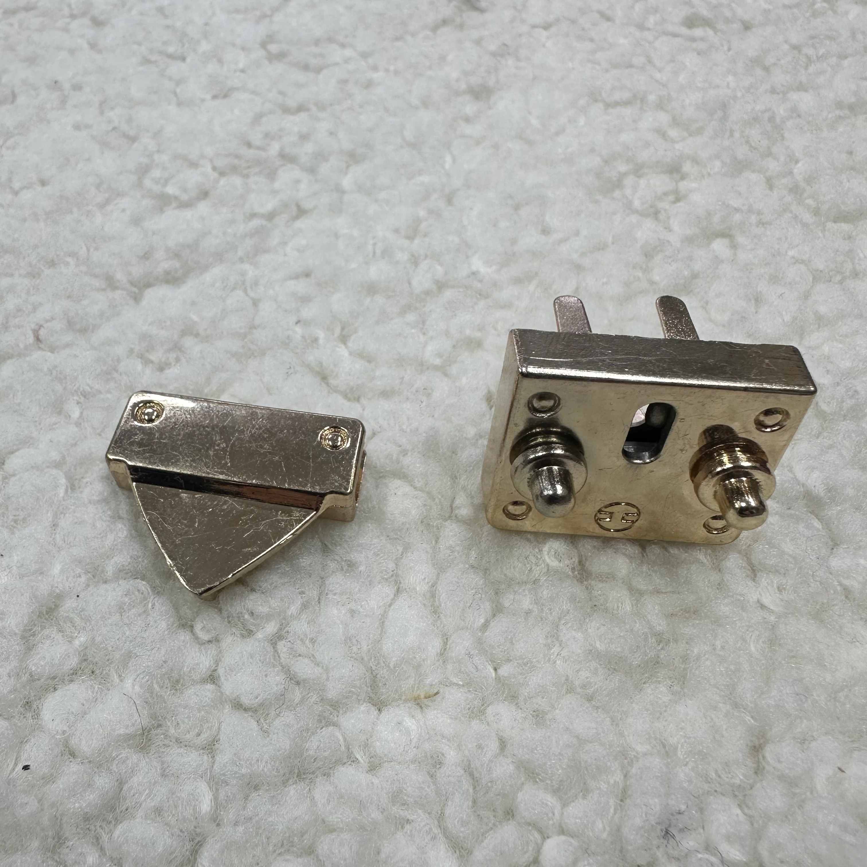 Geçmeli Çanta Kilidi Klipsi Gold