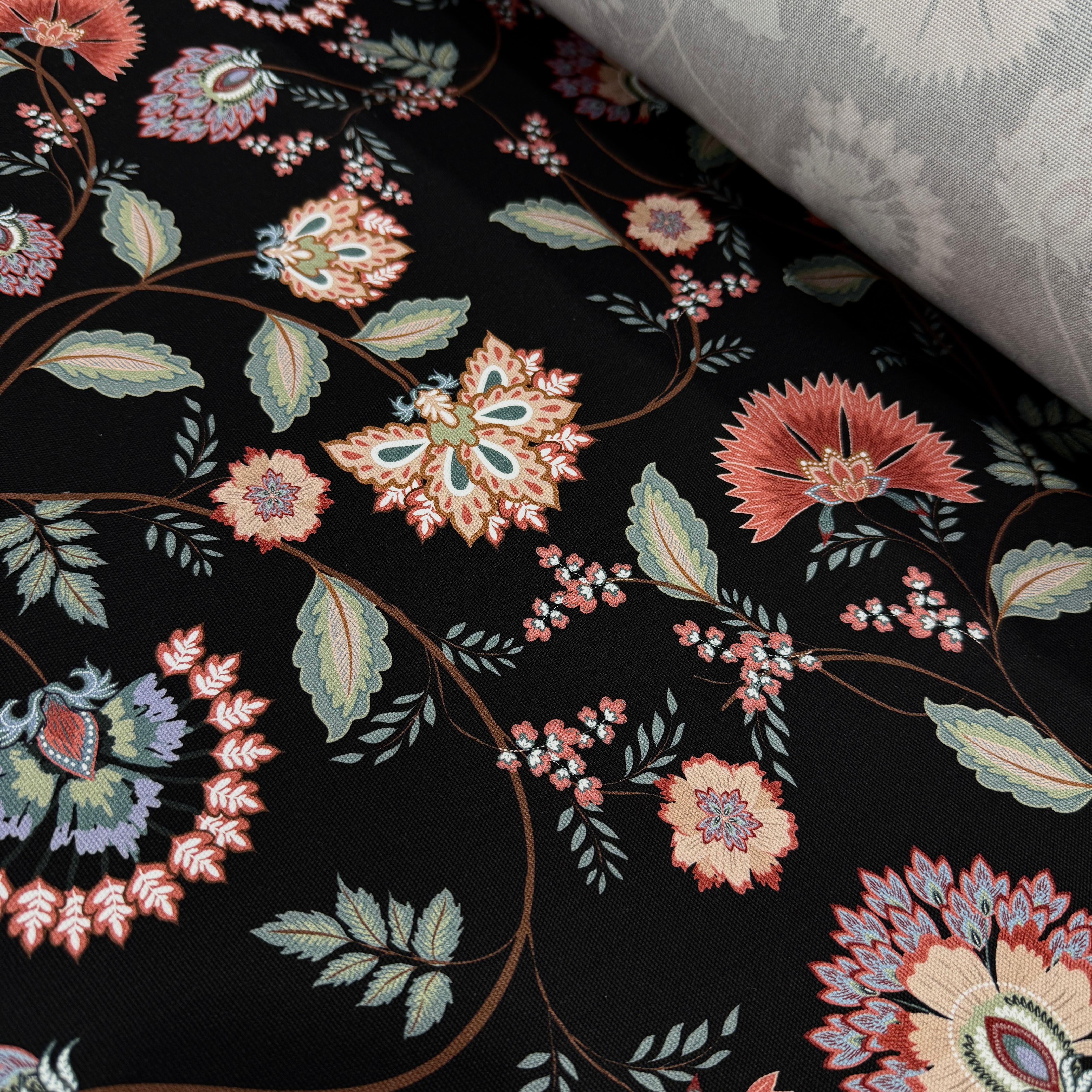 Kara Lalezar İntaşlar Markalı Kanvas Kumaş