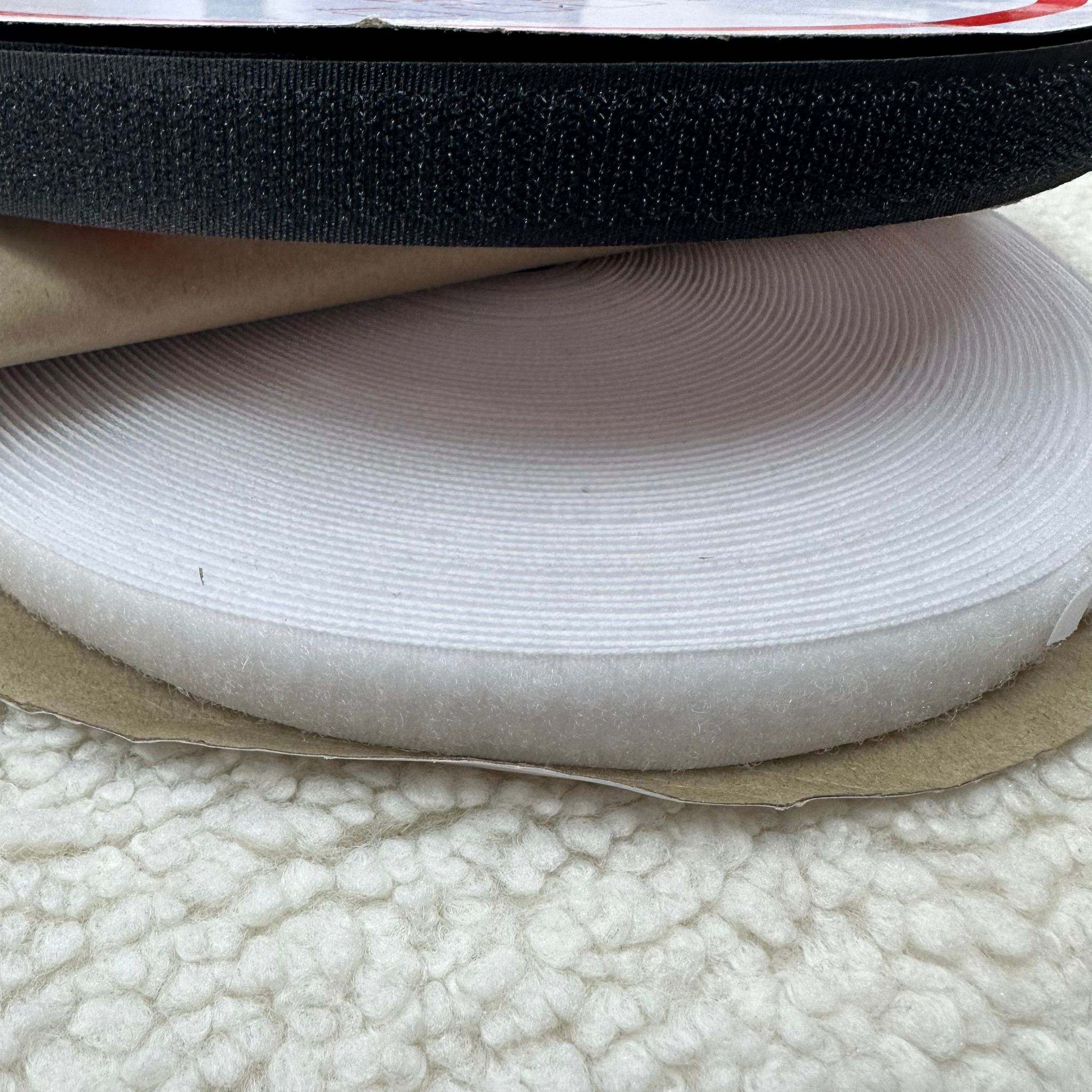 Top Siyah ve Beyaz Dikmeli Cırt Cırt Bant