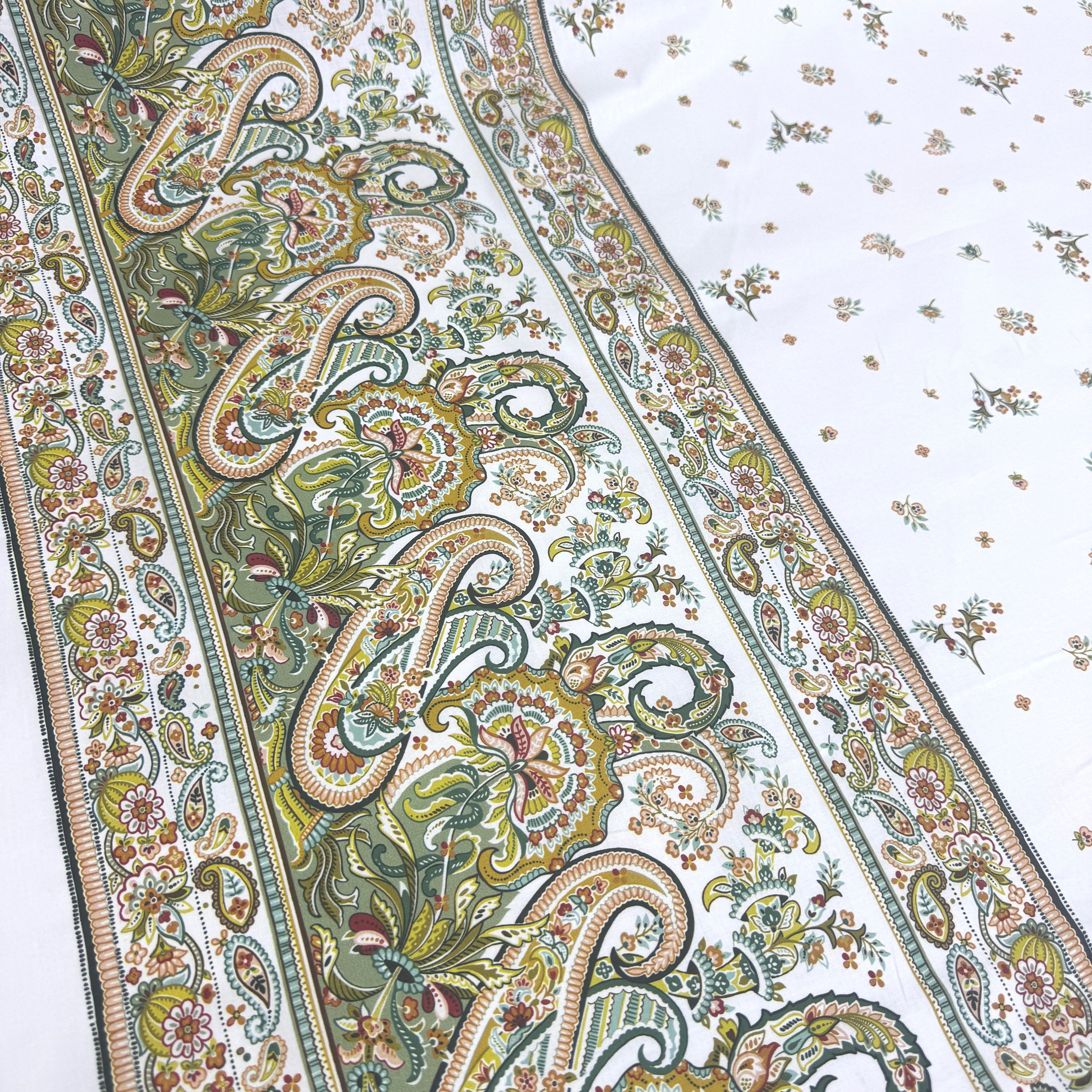 Çift Taraf Eteği Sulu Şallı Kilim Desen Premium Poplin Kumaş