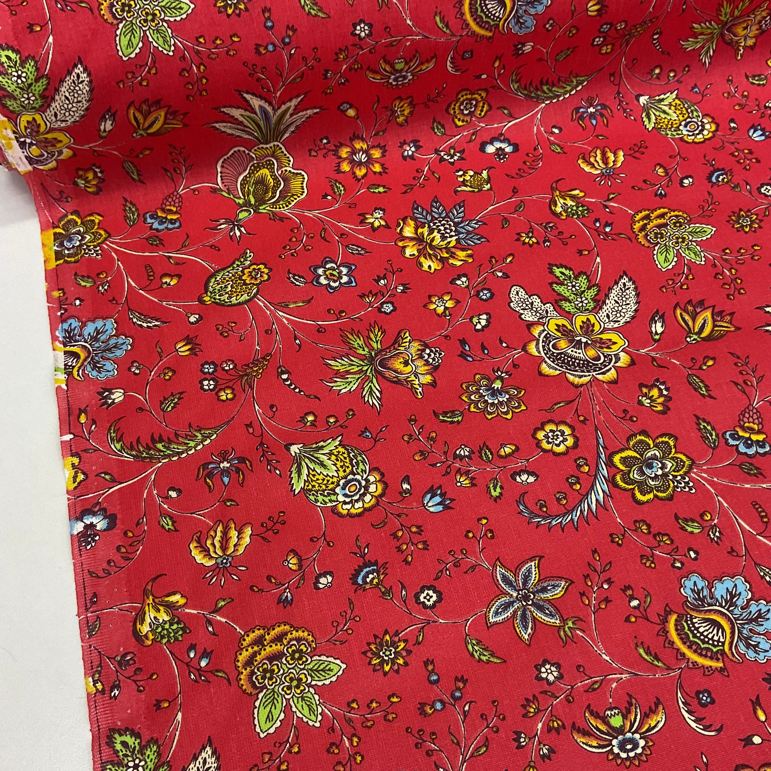 Hafif Defolu Kırmızı Bahçe Premium Poplin Kumaş