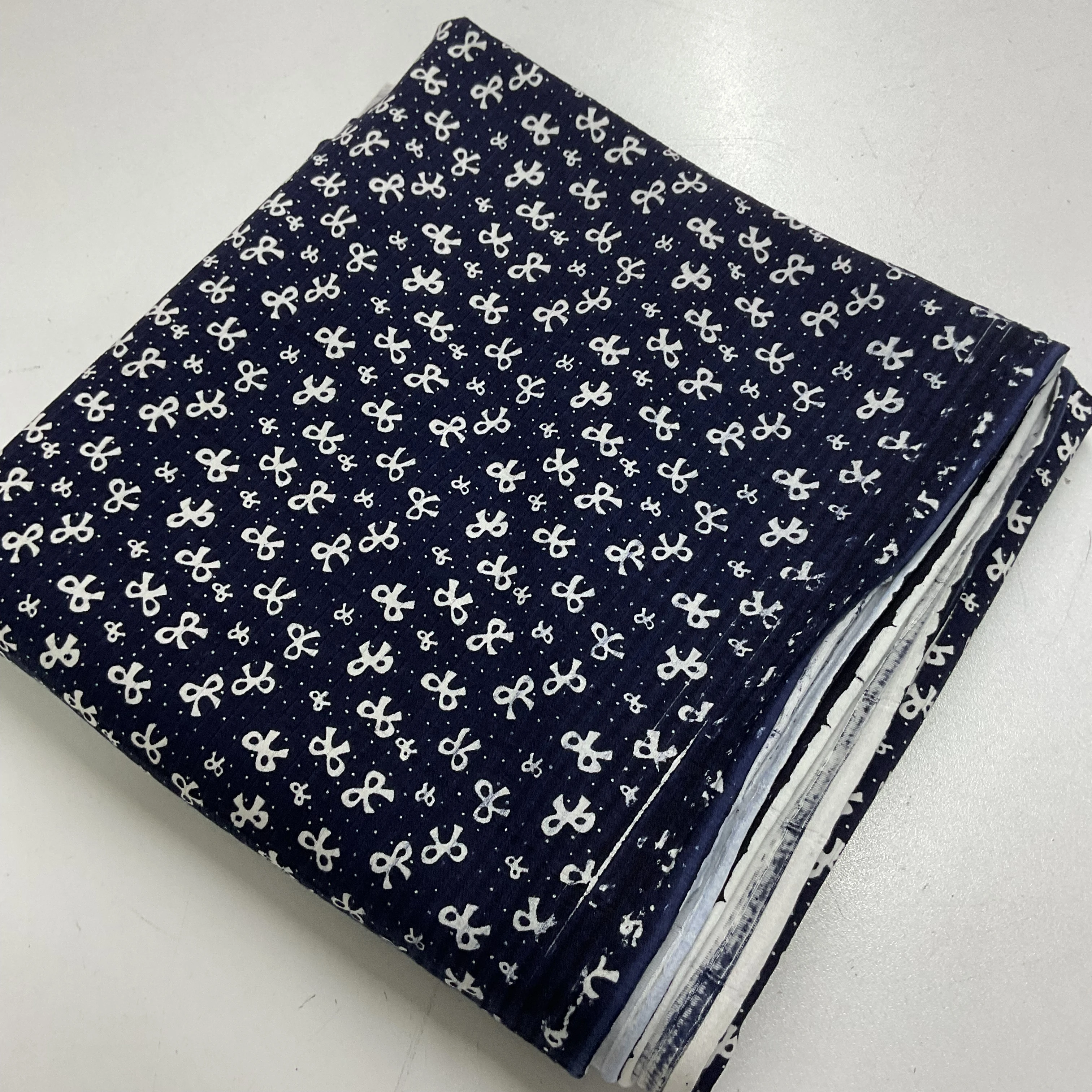 Hafif Defolu Lacivert Fiyonklar  Parça Pamuklu Kaşkorse Kumaş