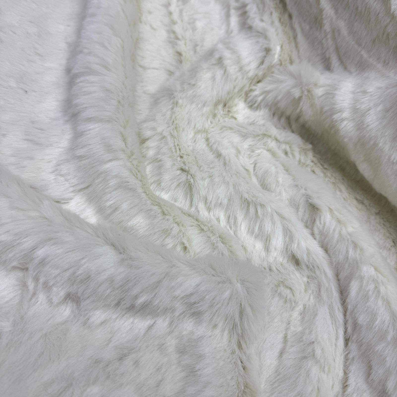 Kırık Beyaz Kısa Tüylü Yumoş Peluş Kumaş