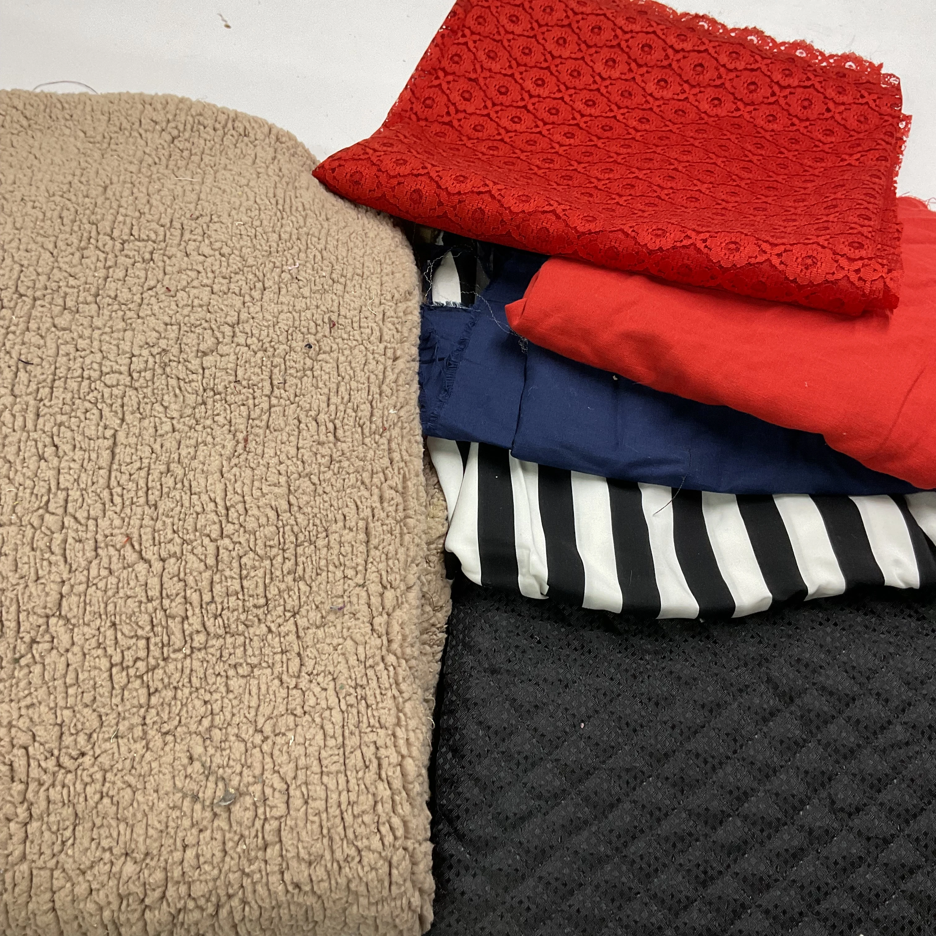 No:101 Küçük Karışık Parça Kumaşlar 1600 gr