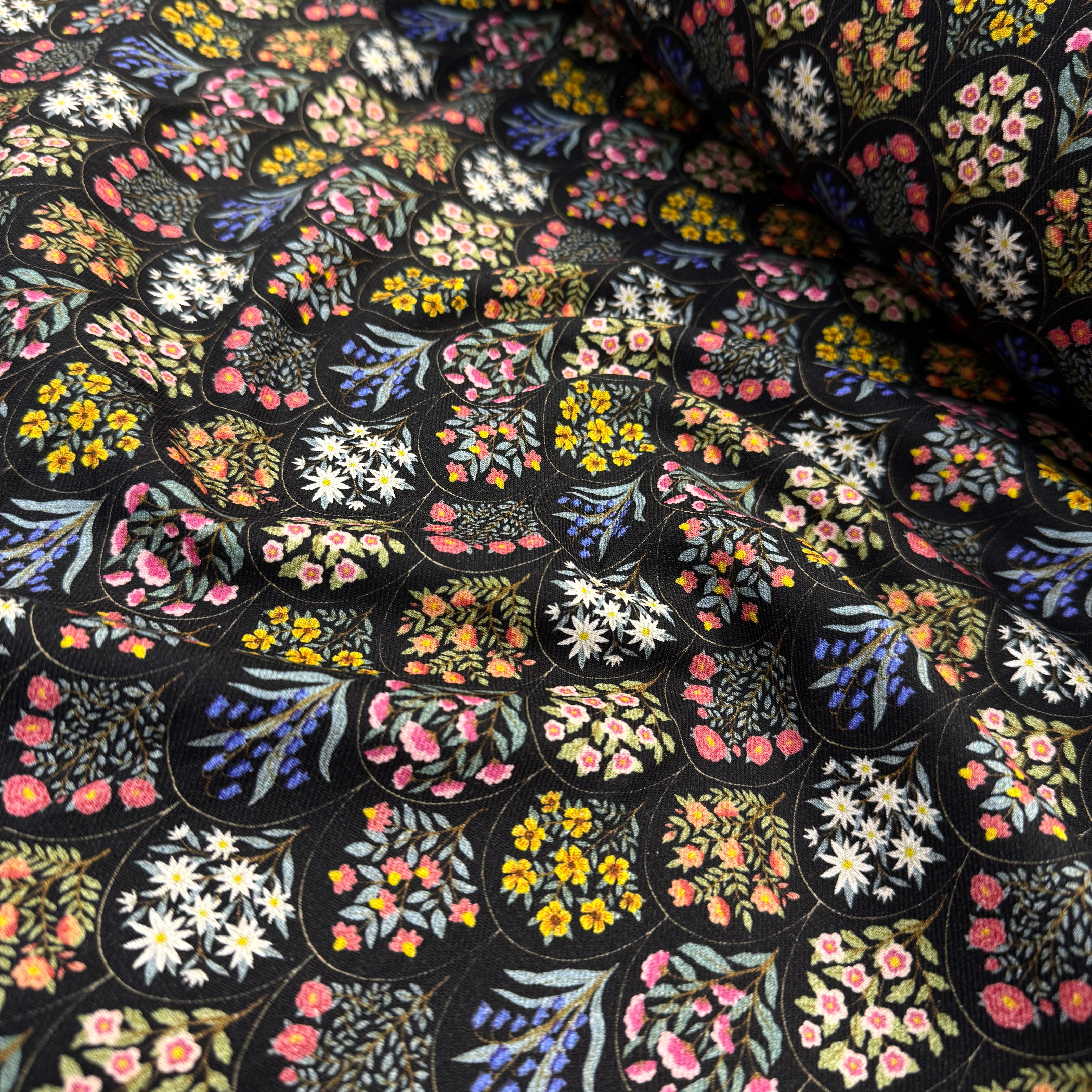 Kara Demetler İntaşlar Markalı Flannel Pazen Kumaş